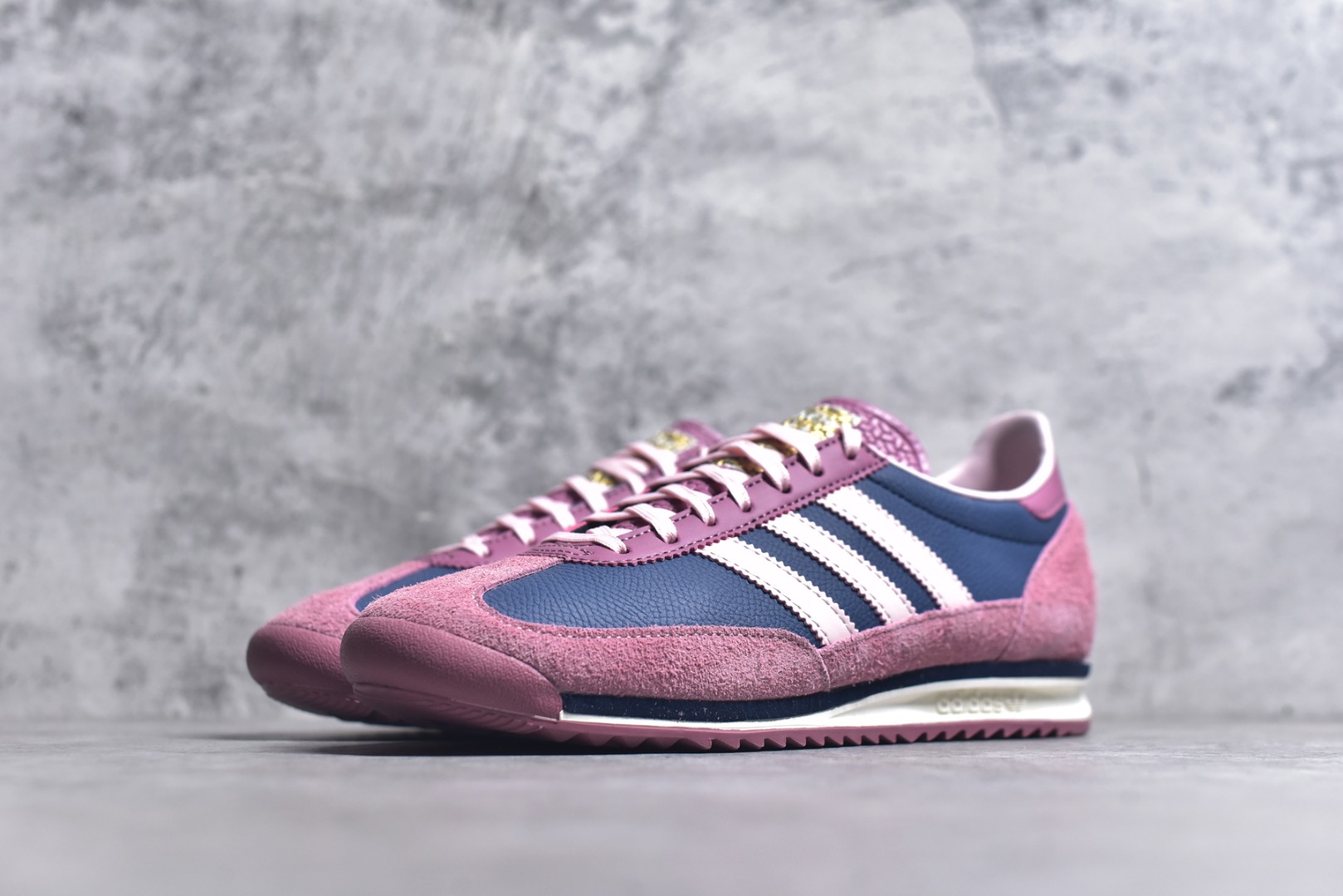 图片[2]-#AD Wmns SL72 OG 系列德训足球风百搭低帮休闲运动板鞋 IF1939 采用高弹EVA+MODEL+RB三层组合底 区别市面RB一体大底 三层组合鞋底重量与原鞋一致 Originals 将有「T 头鞋」造型的诞生于 1972 年的 SL72 鞋款复刻带回 各位买鞋又有新选择了 1972 年 SL72 问世后 引领了后来阿迪达斯的跑鞋发展方向 其中「SL」代表了 Super Light 彰显了产品轻便的特性 1972 年 SL72 问世后 引领了后来阿迪达斯的跑鞋发展方向 其中「SL」代表了 Super Light 彰显了产品轻便的特性 这次 Originals 延续其轻质经典的基因 带来男女两款 SL72 男生款带来 SL72 RS 鞋型 RS 意为 Reshaped（重塑）鞋款在保留了经典的外观基础上 在尼龙材质里增加了填充物 使鞋型更加挺立和饱满 鞋头则更加圆润 鞋底的 EVA 材质则增加了鞋款的高度 女生款则带来 SL72 OG W 鞋型 OG 顾名思义则是致敬经典款式 相较于 RS（Reshaped）鞋款 鞋身更加纤细 其整体鞋身轮廓、线条、细节、材质上尊崇 70 年代 SL72 的设计 还原经典味道 尺码：35-45-选品中心