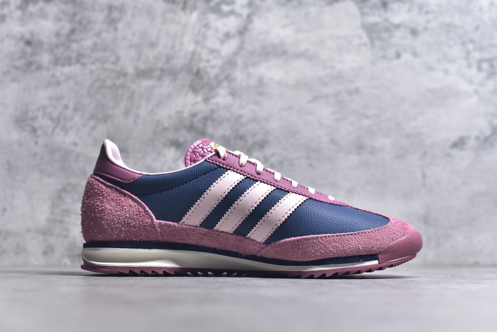 图片[3]-#AD Wmns SL72 OG 系列德训足球风百搭低帮休闲运动板鞋 IF1939 采用高弹EVA+MODEL+RB三层组合底 区别市面RB一体大底 三层组合鞋底重量与原鞋一致 Originals 将有「T 头鞋」造型的诞生于 1972 年的 SL72 鞋款复刻带回 各位买鞋又有新选择了 1972 年 SL72 问世后 引领了后来阿迪达斯的跑鞋发展方向 其中「SL」代表了 Super Light 彰显了产品轻便的特性 1972 年 SL72 问世后 引领了后来阿迪达斯的跑鞋发展方向 其中「SL」代表了 Super Light 彰显了产品轻便的特性 这次 Originals 延续其轻质经典的基因 带来男女两款 SL72 男生款带来 SL72 RS 鞋型 RS 意为 Reshaped（重塑）鞋款在保留了经典的外观基础上 在尼龙材质里增加了填充物 使鞋型更加挺立和饱满 鞋头则更加圆润 鞋底的 EVA 材质则增加了鞋款的高度 女生款则带来 SL72 OG W 鞋型 OG 顾名思义则是致敬经典款式 相较于 RS（Reshaped）鞋款 鞋身更加纤细 其整体鞋身轮廓、线条、细节、材质上尊崇 70 年代 SL72 的设计 还原经典味道 尺码：35-45-选品中心