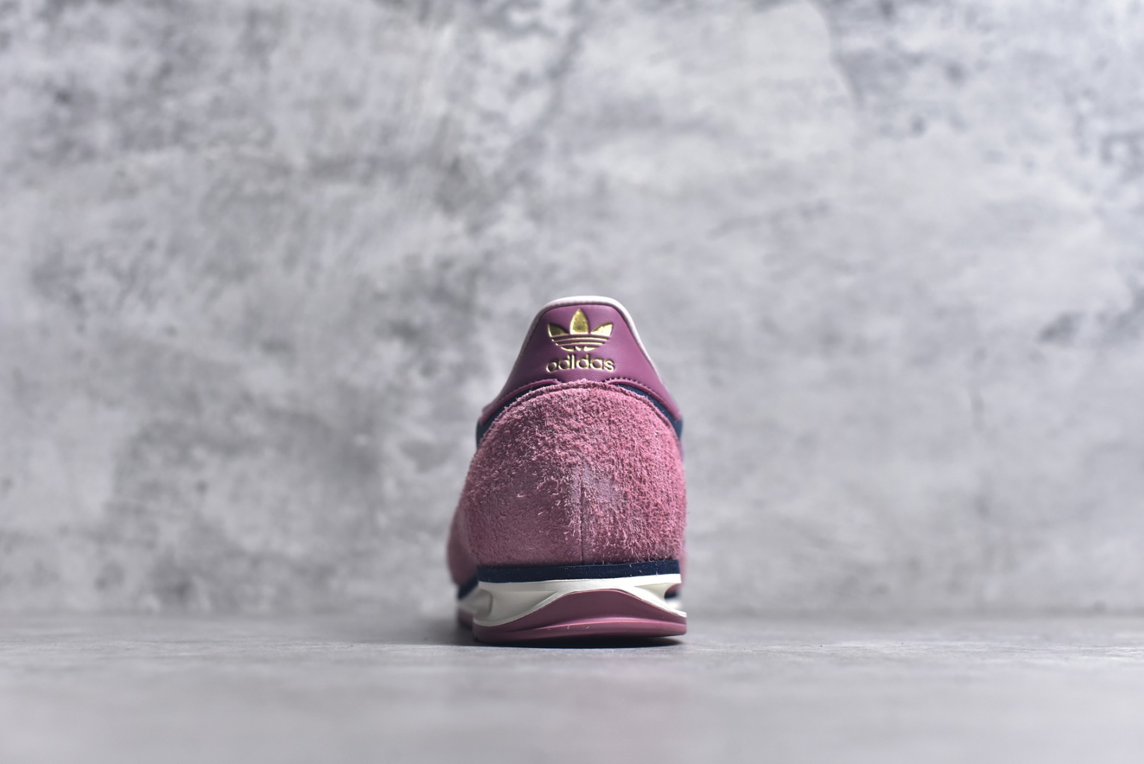图片[5]-#AD Wmns SL72 OG 系列德训足球风百搭低帮休闲运动板鞋 IF1939 采用高弹EVA+MODEL+RB三层组合底 区别市面RB一体大底 三层组合鞋底重量与原鞋一致 Originals 将有「T 头鞋」造型的诞生于 1972 年的 SL72 鞋款复刻带回 各位买鞋又有新选择了 1972 年 SL72 问世后 引领了后来阿迪达斯的跑鞋发展方向 其中「SL」代表了 Super Light 彰显了产品轻便的特性 1972 年 SL72 问世后 引领了后来阿迪达斯的跑鞋发展方向 其中「SL」代表了 Super Light 彰显了产品轻便的特性 这次 Originals 延续其轻质经典的基因 带来男女两款 SL72 男生款带来 SL72 RS 鞋型 RS 意为 Reshaped（重塑）鞋款在保留了经典的外观基础上 在尼龙材质里增加了填充物 使鞋型更加挺立和饱满 鞋头则更加圆润 鞋底的 EVA 材质则增加了鞋款的高度 女生款则带来 SL72 OG W 鞋型 OG 顾名思义则是致敬经典款式 相较于 RS（Reshaped）鞋款 鞋身更加纤细 其整体鞋身轮廓、线条、细节、材质上尊崇 70 年代 SL72 的设计 还原经典味道 尺码：35-45-选品中心