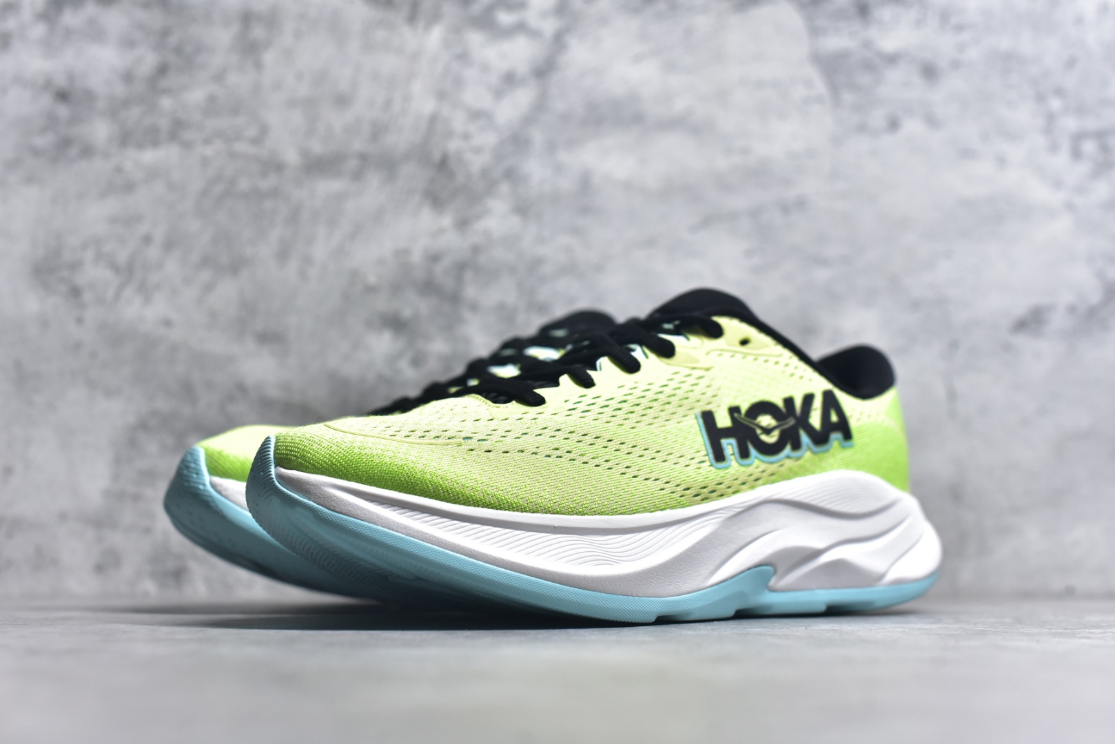 图片[2]-#HOKA ONE ONE RINCON 4 舒适防滑耐磨低帮休闲跑步鞋 Rincon 4 是一款日常训练用的跑步鞋，踩上去的感觉很结实。它适合中短距离跑步，但如果您习惯于稍硬的感觉，也可以用于长距离跑步。但它的速度不够快，不能作为速度训练鞋，也不够柔软，不能作为恢复训练鞋，日常里程跑才是它的优势所在。如果您想尝试 Hoka 跑鞋，又想享受极具竞争力的价格，那就试试这款鞋吧。尺码：36 36.5 37.5 38 38.5 39 40 40.5 41 42 42.5 43 44 44.5 45-选品中心