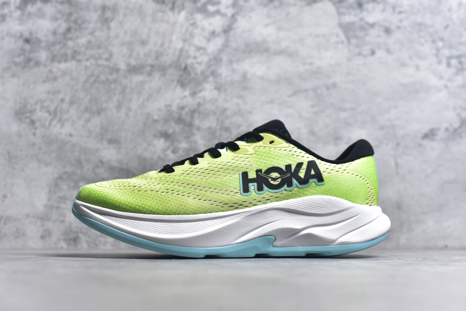 #HOKA ONE ONE RINCON 4 舒适防滑耐磨低帮休闲跑步鞋 Rincon 4 是一款日常训练用的跑步鞋，踩上去的感觉很结实。它适合中短距离跑步，但如果您习惯于稍硬的感觉，也可以用于长距离跑步。但它的速度不够快，不能作为速度训练鞋，也不够柔软，不能作为恢复训练鞋，日常里程跑才是它的优势所在。如果您想尝试 Hoka 跑鞋，又想享受极具竞争力的价格，那就试试这款鞋吧。尺码：36 36.5 37.5 38 38.5 39 40 40.5 41 42 42.5 43 44 44.5 45-选品中心