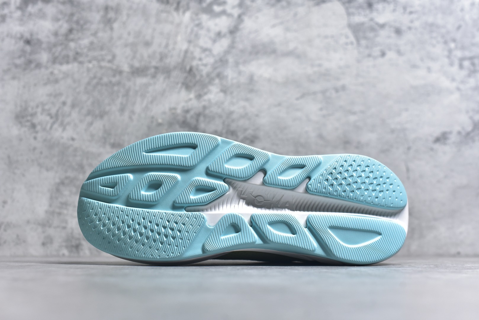 图片[6]-#HOKA ONE ONE RINCON 4 舒适防滑耐磨低帮休闲跑步鞋 Rincon 4 是一款日常训练用的跑步鞋，踩上去的感觉很结实。它适合中短距离跑步，但如果您习惯于稍硬的感觉，也可以用于长距离跑步。但它的速度不够快，不能作为速度训练鞋，也不够柔软，不能作为恢复训练鞋，日常里程跑才是它的优势所在。如果您想尝试 Hoka 跑鞋，又想享受极具竞争力的价格，那就试试这款鞋吧。尺码：36 36.5 37.5 38 38.5 39 40 40.5 41 42 42.5 43 44 44.5 45-选品中心