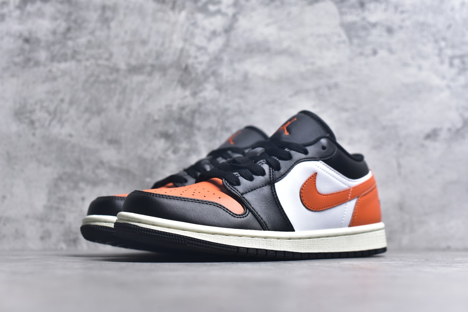 图片[2]-#Air Jordan AJ1 Low 低帮 黑白橙 555558-081 全新流水线出品 DT版本唯一平替选择 市场第二梯队最强版 全部原鞋开发 原楦原纸板开发 全鞋电脑针车 原厂内置全掌气垫 原盒内在原标 唯一Zp原版鞋带绑法 免检产品 全新2022版型 全头层皮料 完美零毛边处理 原厂配置全掌气垫 价格定位良心 几十个配色陆续出货 实拍调校N版已经零色差零失真 百分百还原实物色彩所见即所得 不存在货不对板色差等低级问题 选购参考实物拍摄 不混卖不参货 只用心做好货严格选品 承诺混一赔十 尺码：36 36.5 37.5 38 38.5 39 40 40.5 41 42 42.5 43 44 44.5 45 46-选品中心