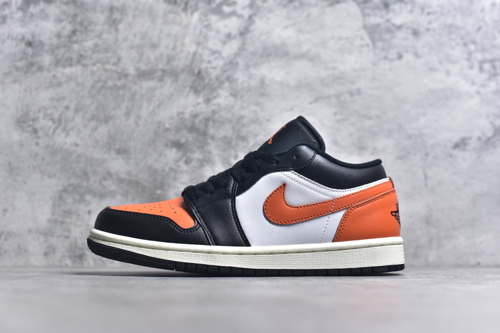 #Air Jordan AJ1 Low 低帮 黑白橙 555558-081 全新流水线出品 DT版本唯一平替选择 市场第二梯队最强版 全部原鞋开发 原楦原纸板开发 全鞋电脑针车 原厂内置全掌气垫 原盒内在原标 唯一Zp原版鞋带绑法 免检产品 全新2022版型 全头层皮料 完美零毛边处理 原厂配置全掌气垫 价格定位良心 几十个配色陆续出货 实拍调校N版已经零色差零失真 百分百还原实物色彩所见即所得 不存在货不对板色差等低级问题 选购参考实物拍摄 不混卖不参货 只用心做好货严格选品 承诺混一赔十 尺码：36 36.5 37.5 38 38.5 39 40 40.5 41 42 42.5 43 44 44.5 45 46-选品中心
