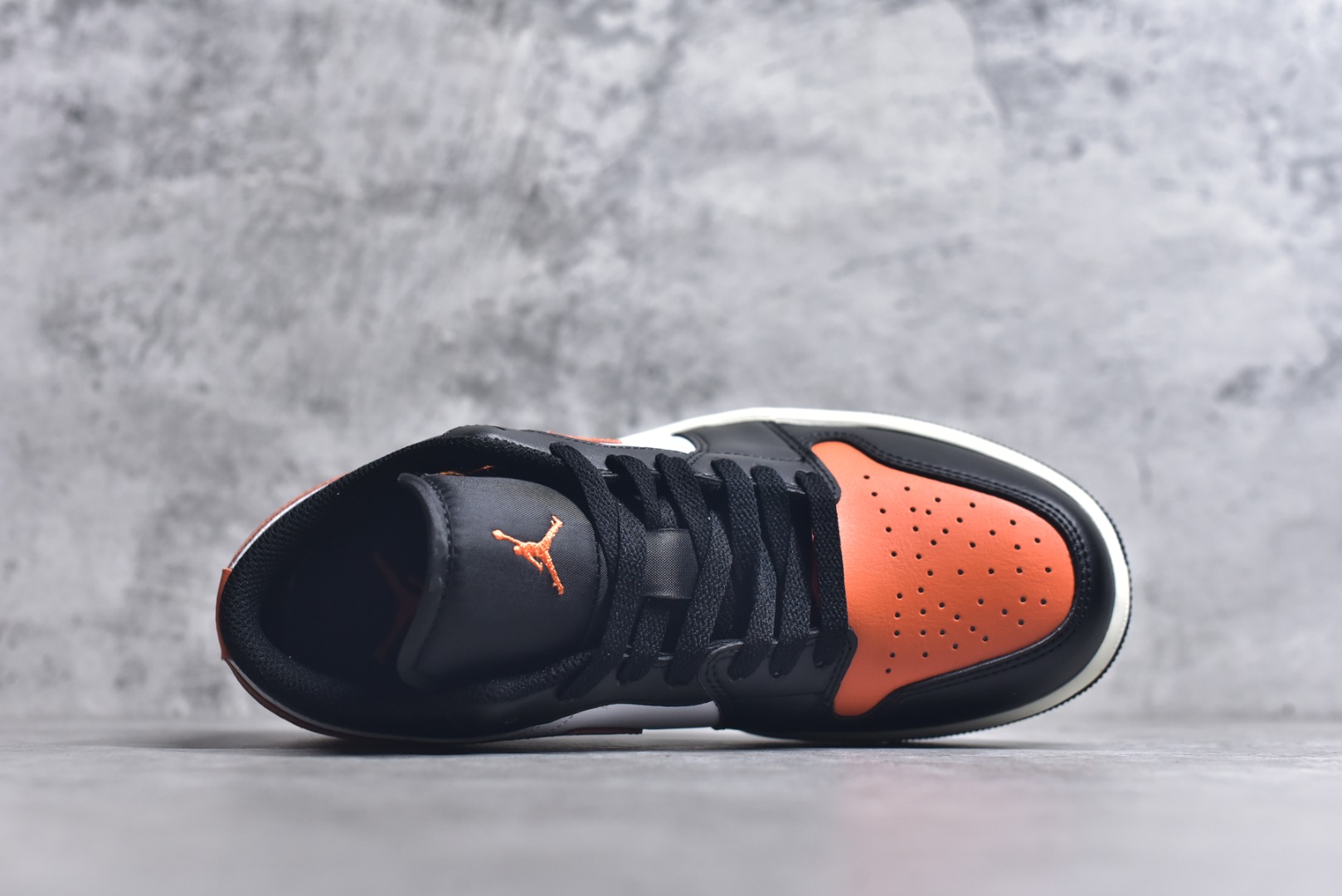 图片[4]-#Air Jordan AJ1 Low 低帮 黑白橙 555558-081 全新流水线出品 DT版本唯一平替选择 市场第二梯队最强版 全部原鞋开发 原楦原纸板开发 全鞋电脑针车 原厂内置全掌气垫 原盒内在原标 唯一Zp原版鞋带绑法 免检产品 全新2022版型 全头层皮料 完美零毛边处理 原厂配置全掌气垫 价格定位良心 几十个配色陆续出货 实拍调校N版已经零色差零失真 百分百还原实物色彩所见即所得 不存在货不对板色差等低级问题 选购参考实物拍摄 不混卖不参货 只用心做好货严格选品 承诺混一赔十 尺码：36 36.5 37.5 38 38.5 39 40 40.5 41 42 42.5 43 44 44.5 45 46-选品中心