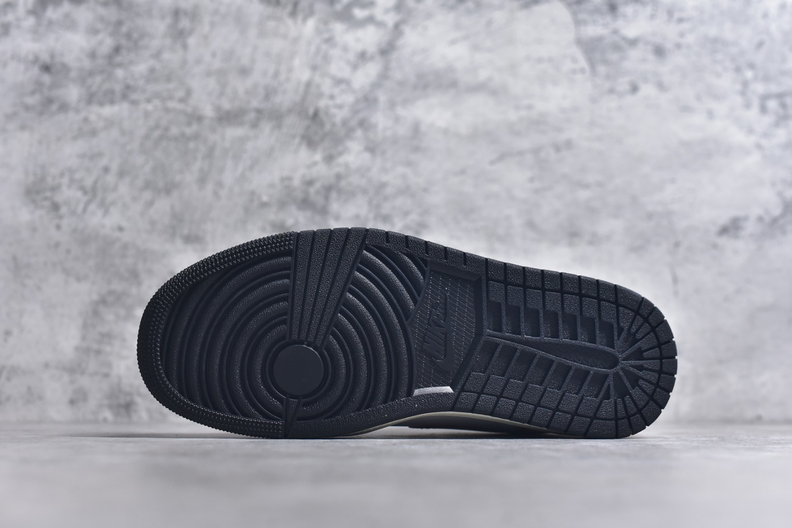 图片[6]-#Air Jordan AJ1 Low 低帮 黑白橙 555558-081 全新流水线出品 DT版本唯一平替选择 市场第二梯队最强版 全部原鞋开发 原楦原纸板开发 全鞋电脑针车 原厂内置全掌气垫 原盒内在原标 唯一Zp原版鞋带绑法 免检产品 全新2022版型 全头层皮料 完美零毛边处理 原厂配置全掌气垫 价格定位良心 几十个配色陆续出货 实拍调校N版已经零色差零失真 百分百还原实物色彩所见即所得 不存在货不对板色差等低级问题 选购参考实物拍摄 不混卖不参货 只用心做好货严格选品 承诺混一赔十 尺码：36 36.5 37.5 38 38.5 39 40 40.5 41 42 42.5 43 44 44.5 45 46-选品中心