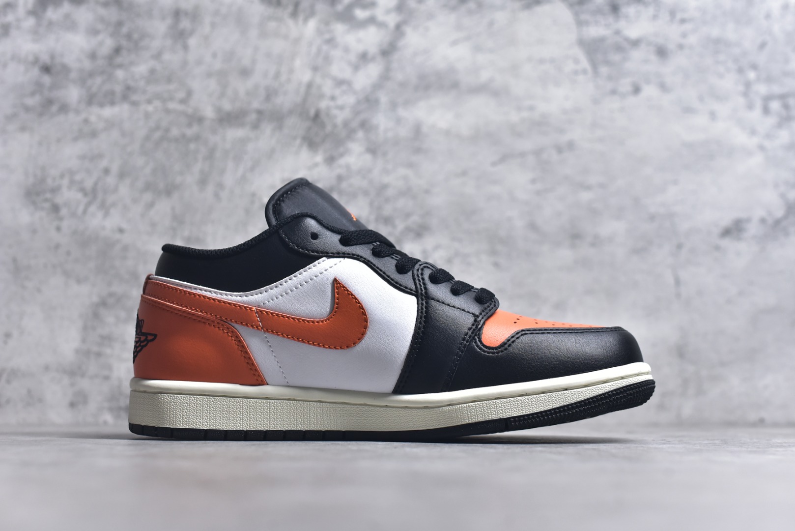 图片[3]-#Air Jordan AJ1 Low 低帮 黑白橙 555558-081 全新流水线出品 DT版本唯一平替选择 市场第二梯队最强版 全部原鞋开发 原楦原纸板开发 全鞋电脑针车 原厂内置全掌气垫 原盒内在原标 唯一Zp原版鞋带绑法 免检产品 全新2022版型 全头层皮料 完美零毛边处理 原厂配置全掌气垫 价格定位良心 几十个配色陆续出货 实拍调校N版已经零色差零失真 百分百还原实物色彩所见即所得 不存在货不对板色差等低级问题 选购参考实物拍摄 不混卖不参货 只用心做好货严格选品 承诺混一赔十 尺码：36 36.5 37.5 38 38.5 39 40 40.5 41 42 42.5 43 44 44.5 45 46-选品中心