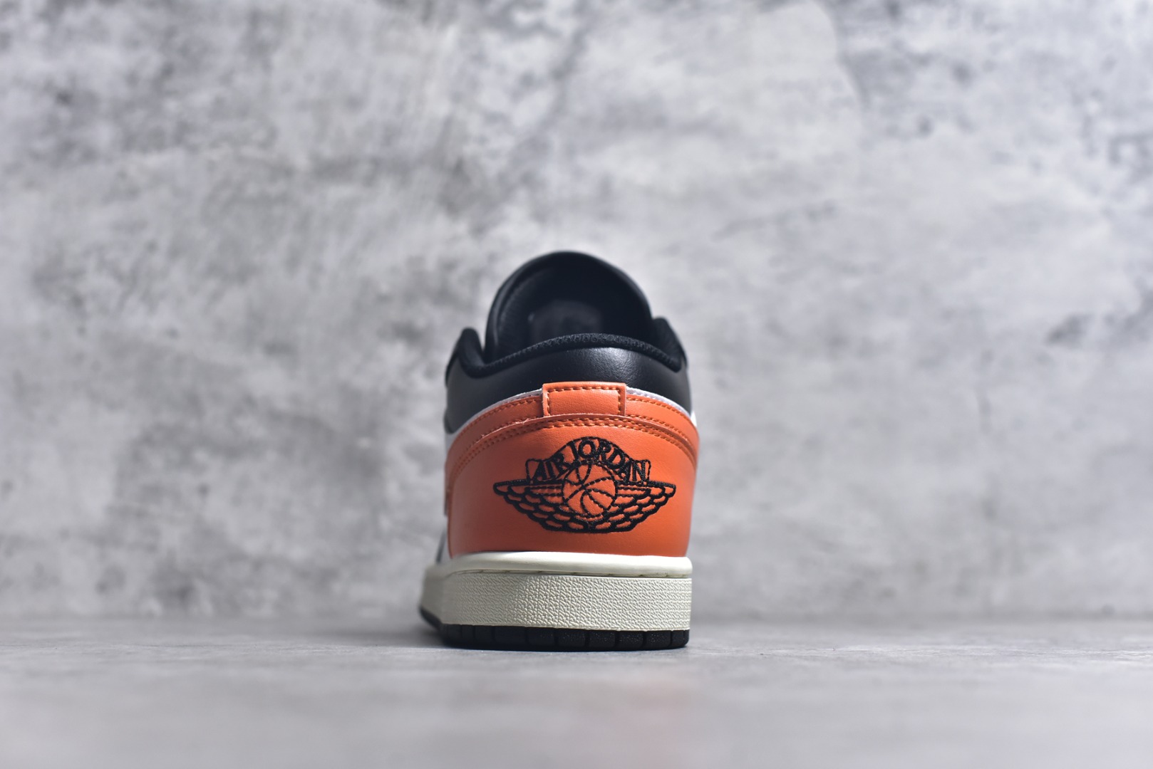 图片[5]-#Air Jordan AJ1 Low 低帮 黑白橙 555558-081 全新流水线出品 DT版本唯一平替选择 市场第二梯队最强版 全部原鞋开发 原楦原纸板开发 全鞋电脑针车 原厂内置全掌气垫 原盒内在原标 唯一Zp原版鞋带绑法 免检产品 全新2022版型 全头层皮料 完美零毛边处理 原厂配置全掌气垫 价格定位良心 几十个配色陆续出货 实拍调校N版已经零色差零失真 百分百还原实物色彩所见即所得 不存在货不对板色差等低级问题 选购参考实物拍摄 不混卖不参货 只用心做好货严格选品 承诺混一赔十 尺码：36 36.5 37.5 38 38.5 39 40 40.5 41 42 42.5 43 44 44.5 45 46-选品中心