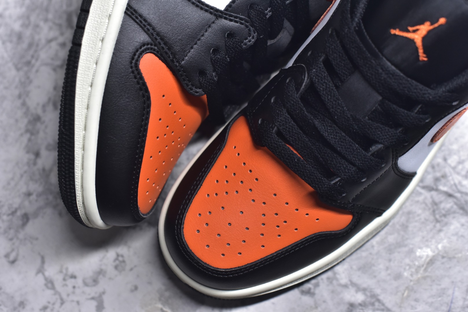 图片[8]-#Air Jordan AJ1 Low 低帮 黑白橙 555558-081 全新流水线出品 DT版本唯一平替选择 市场第二梯队最强版 全部原鞋开发 原楦原纸板开发 全鞋电脑针车 原厂内置全掌气垫 原盒内在原标 唯一Zp原版鞋带绑法 免检产品 全新2022版型 全头层皮料 完美零毛边处理 原厂配置全掌气垫 价格定位良心 几十个配色陆续出货 实拍调校N版已经零色差零失真 百分百还原实物色彩所见即所得 不存在货不对板色差等低级问题 选购参考实物拍摄 不混卖不参货 只用心做好货严格选品 承诺混一赔十 尺码：36 36.5 37.5 38 38.5 39 40 40.5 41 42 42.5 43 44 44.5 45 46-选品中心
