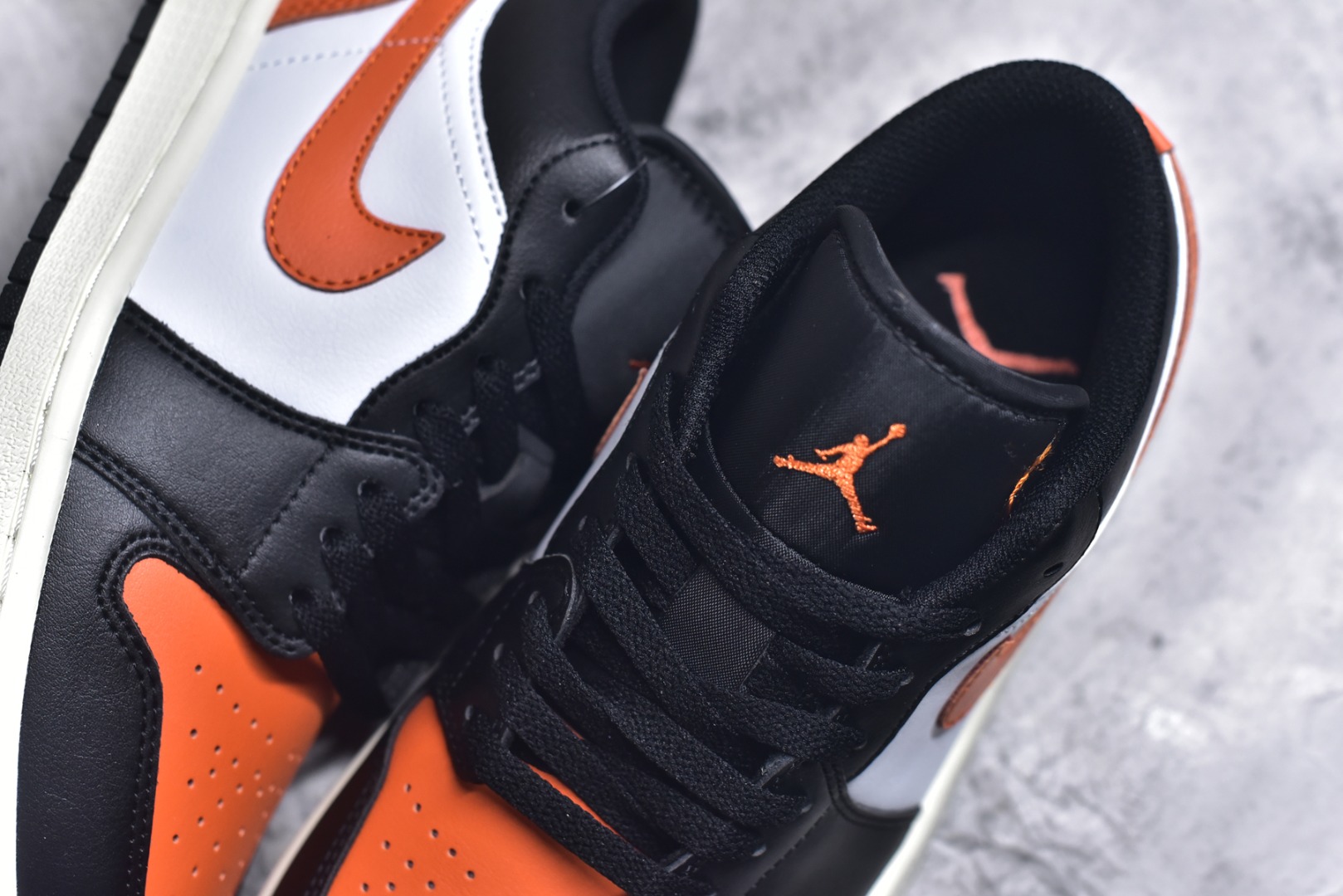 图片[9]-#Air Jordan AJ1 Low 低帮 黑白橙 555558-081 全新流水线出品 DT版本唯一平替选择 市场第二梯队最强版 全部原鞋开发 原楦原纸板开发 全鞋电脑针车 原厂内置全掌气垫 原盒内在原标 唯一Zp原版鞋带绑法 免检产品 全新2022版型 全头层皮料 完美零毛边处理 原厂配置全掌气垫 价格定位良心 几十个配色陆续出货 实拍调校N版已经零色差零失真 百分百还原实物色彩所见即所得 不存在货不对板色差等低级问题 选购参考实物拍摄 不混卖不参货 只用心做好货严格选品 承诺混一赔十 尺码：36 36.5 37.5 38 38.5 39 40 40.5 41 42 42.5 43 44 44.5 45 46-选品中心