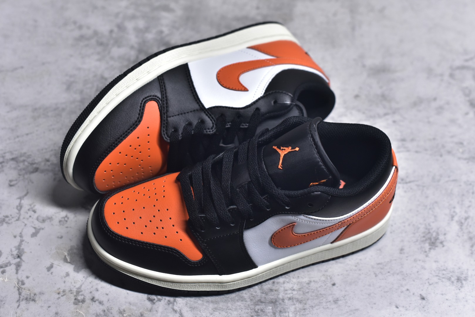 图片[7]-#Air Jordan AJ1 Low 低帮 黑白橙 555558-081 全新流水线出品 DT版本唯一平替选择 市场第二梯队最强版 全部原鞋开发 原楦原纸板开发 全鞋电脑针车 原厂内置全掌气垫 原盒内在原标 唯一Zp原版鞋带绑法 免检产品 全新2022版型 全头层皮料 完美零毛边处理 原厂配置全掌气垫 价格定位良心 几十个配色陆续出货 实拍调校N版已经零色差零失真 百分百还原实物色彩所见即所得 不存在货不对板色差等低级问题 选购参考实物拍摄 不混卖不参货 只用心做好货严格选品 承诺混一赔十 尺码：36 36.5 37.5 38 38.5 39 40 40.5 41 42 42.5 43 44 44.5 45 46-选品中心