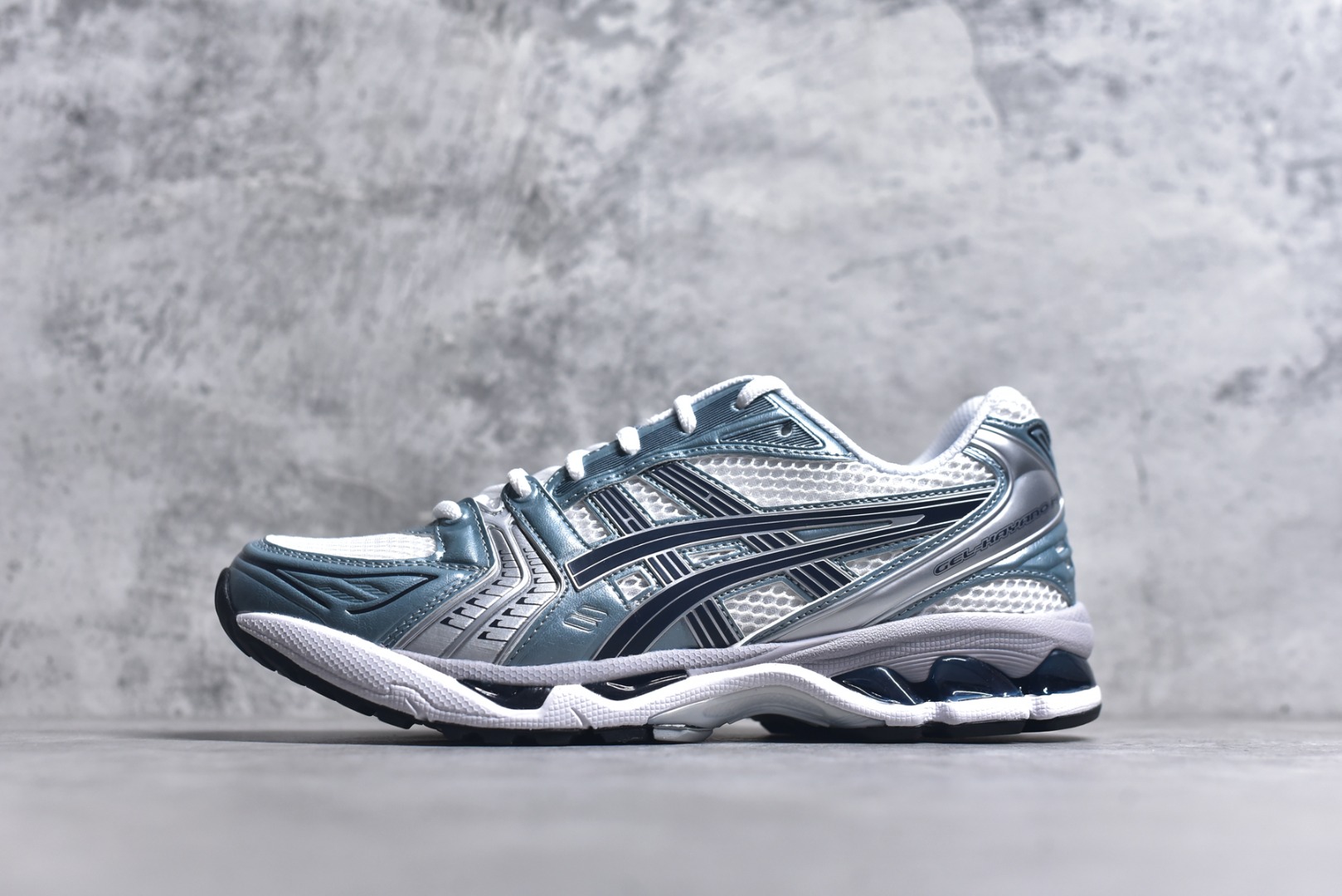 #Asics Gel-Kayano K14 亚瑟士系列复古舒适织物合成革减震防滑耐磨低帮休闲跑步鞋 市场顶级版本 原装纸板楦头开发 独家私模五层组合大底 原厂定制缓震硅胶加持 原盒原配 官方四联吊牌 一比一同步原鞋工艺和用料 鞋面原厂“三明治”多层网布 区别其他同价版本 鞋垫采用原厂OrthoLite欧索莱材质 非普通海玻璃鞋垫 后跟一样采用了GEL缓震胶 整体系列设计非常的科技感 锻炼跑步的同时让你一样时尚百搭 尺码：36 37 37.5 38 39 39.5 40 40.5 41.5 42 42.5 43.5 44 44.5 45 46-选品中心
