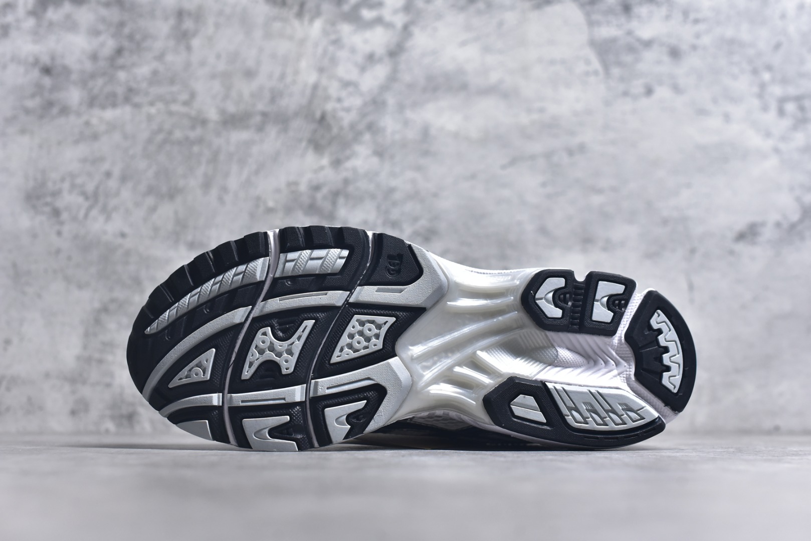 图片[6]-#Asics Gel-Kayano K14 亚瑟士系列复古舒适织物合成革减震防滑耐磨低帮休闲跑步鞋 市场顶级版本 原装纸板楦头开发 独家私模五层组合大底 原厂定制缓震硅胶加持 原盒原配 官方四联吊牌 一比一同步原鞋工艺和用料 鞋面原厂“三明治”多层网布 区别其他同价版本 鞋垫采用原厂OrthoLite欧索莱材质 非普通海玻璃鞋垫 后跟一样采用了GEL缓震胶 整体系列设计非常的科技感 锻炼跑步的同时让你一样时尚百搭 尺码：36 37 37.5 38 39 39.5 40 40.5 41.5 42 42.5 43.5 44 44.5 45 46-选品中心