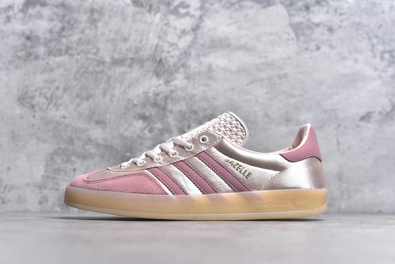 #AD Gazelle Indoor Trainers 羚羊内训系列低帮复古百搭休闲运动德训风板鞋 JI2709 90年代经典的复刻版！自60年代以足球训练鞋面世以来,Gazelle就以其经典设计席卷全球。1991年版本的复刻,再造经典Gazelle。采用皮革打造,搭配浊色细节,让这款经典更加简约。尺码：35.5-45-选品中心