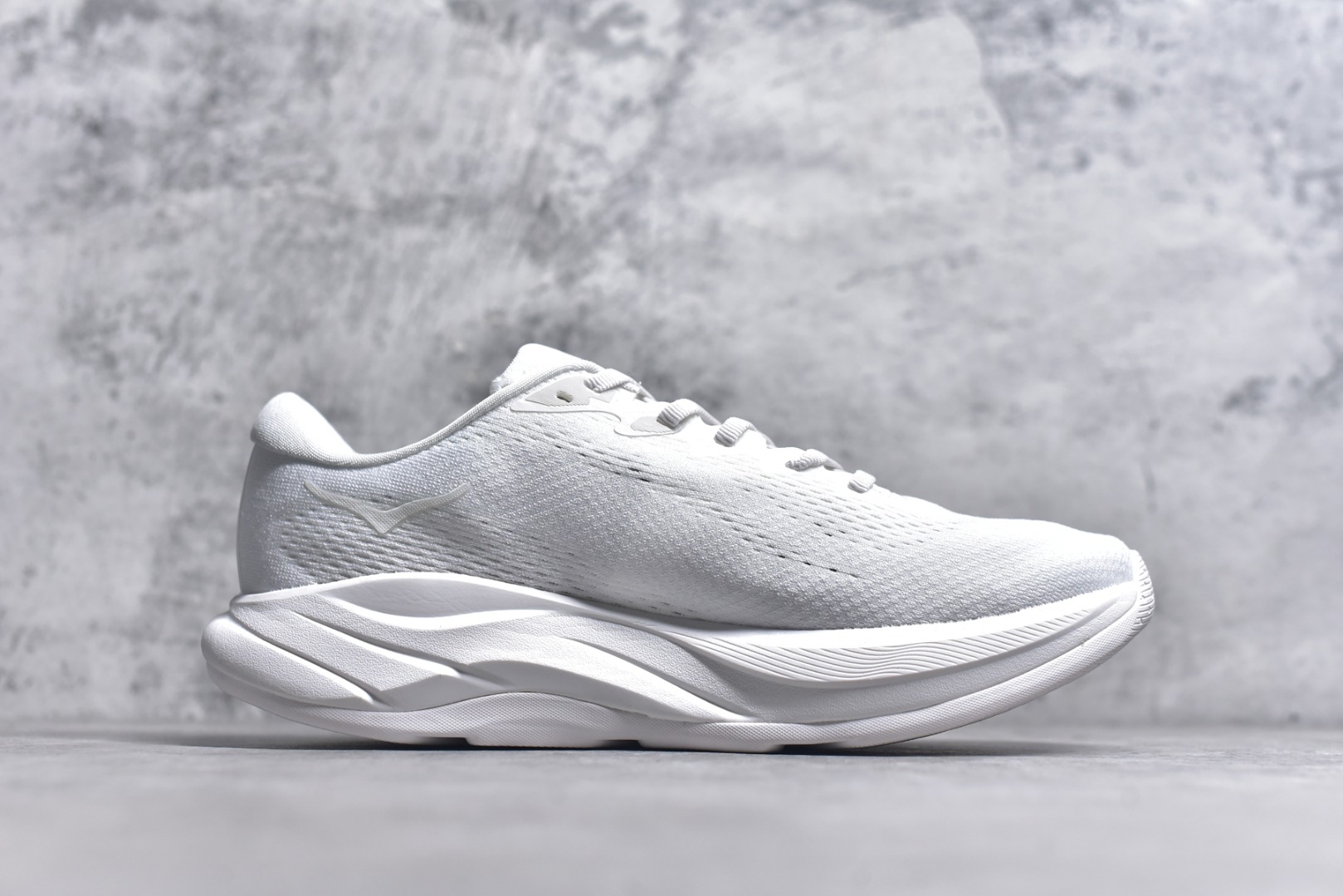 图片[3]-#HOKA ONE ONE RINCON 4 舒适防滑耐磨低帮休闲跑步鞋 Rincon 4 是一款日常训练用的跑步鞋，踩上去的感觉很结实。它适合中短距离跑步，但如果您习惯于稍硬的感觉，也可以用于长距离跑步。但它的速度不够快，不能作为速度训练鞋，也不够柔软，不能作为恢复训练鞋，日常里程跑才是它的优势所在。如果您想尝试 Hoka 跑鞋，又想享受极具竞争力的价格，那就试试这款鞋吧。尺码：36 36.5 37.5 38 38.5 39 40 40.5 41 42 42.5 43 44 44.5 45-选品中心