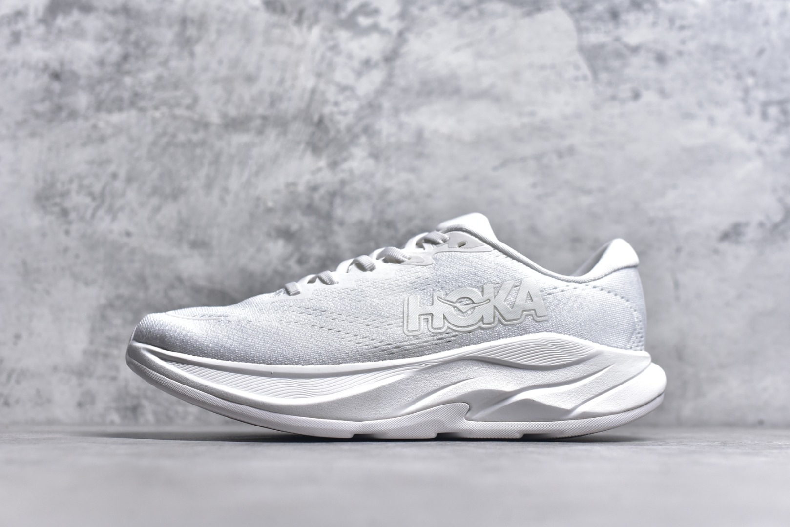 #HOKA ONE ONE RINCON 4 舒适防滑耐磨低帮休闲跑步鞋 Rincon 4 是一款日常训练用的跑步鞋，踩上去的感觉很结实。它适合中短距离跑步，但如果您习惯于稍硬的感觉，也可以用于长距离跑步。但它的速度不够快，不能作为速度训练鞋，也不够柔软，不能作为恢复训练鞋，日常里程跑才是它的优势所在。如果您想尝试 Hoka 跑鞋，又想享受极具竞争力的价格，那就试试这款鞋吧。尺码：36 36.5 37.5 38 38.5 39 40 40.5 41 42 42.5 43 44 44.5 45-选品中心