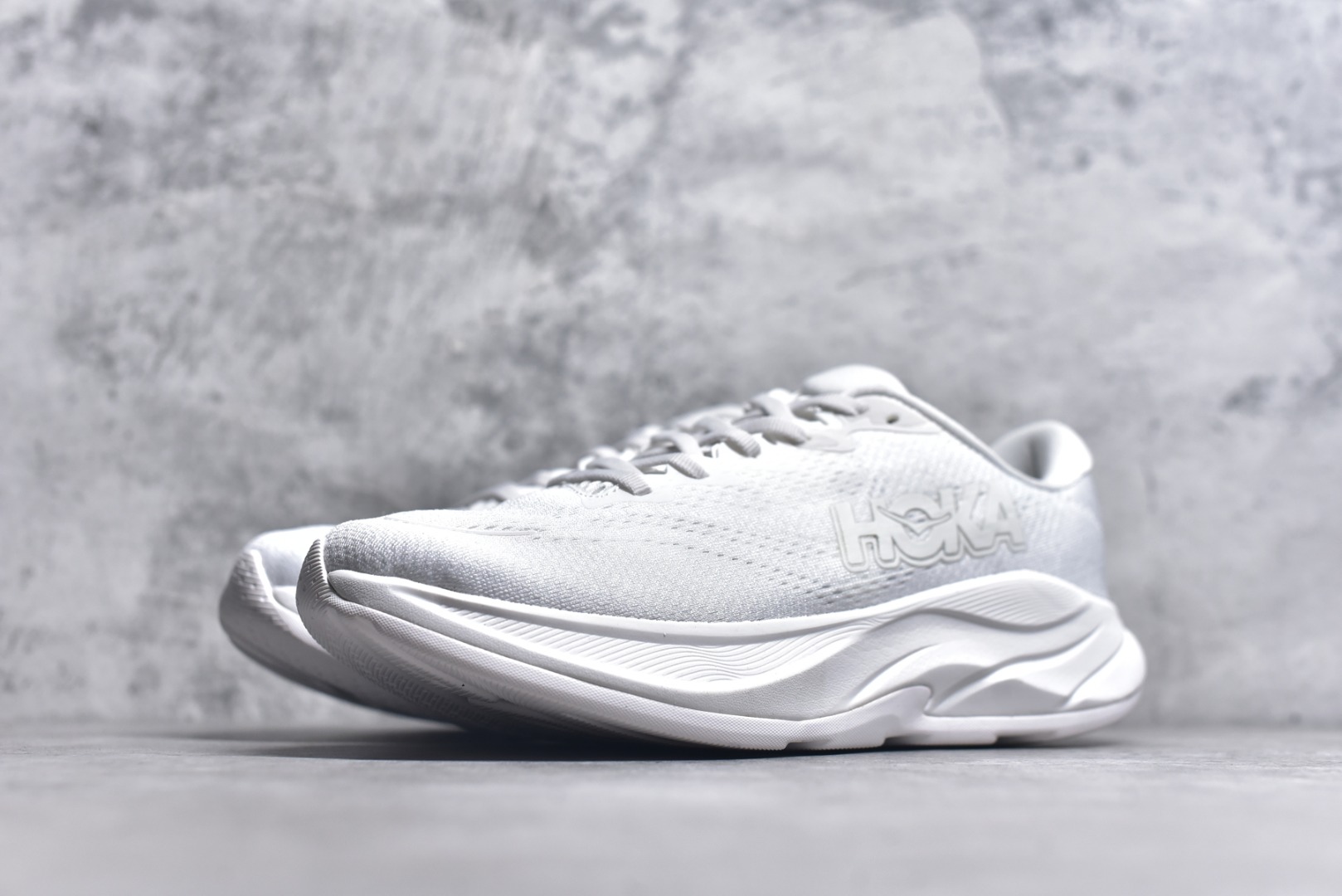 图片[2]-#HOKA ONE ONE RINCON 4 舒适防滑耐磨低帮休闲跑步鞋 Rincon 4 是一款日常训练用的跑步鞋，踩上去的感觉很结实。它适合中短距离跑步，但如果您习惯于稍硬的感觉，也可以用于长距离跑步。但它的速度不够快，不能作为速度训练鞋，也不够柔软，不能作为恢复训练鞋，日常里程跑才是它的优势所在。如果您想尝试 Hoka 跑鞋，又想享受极具竞争力的价格，那就试试这款鞋吧。尺码：36 36.5 37.5 38 38.5 39 40 40.5 41 42 42.5 43 44 44.5 45-选品中心