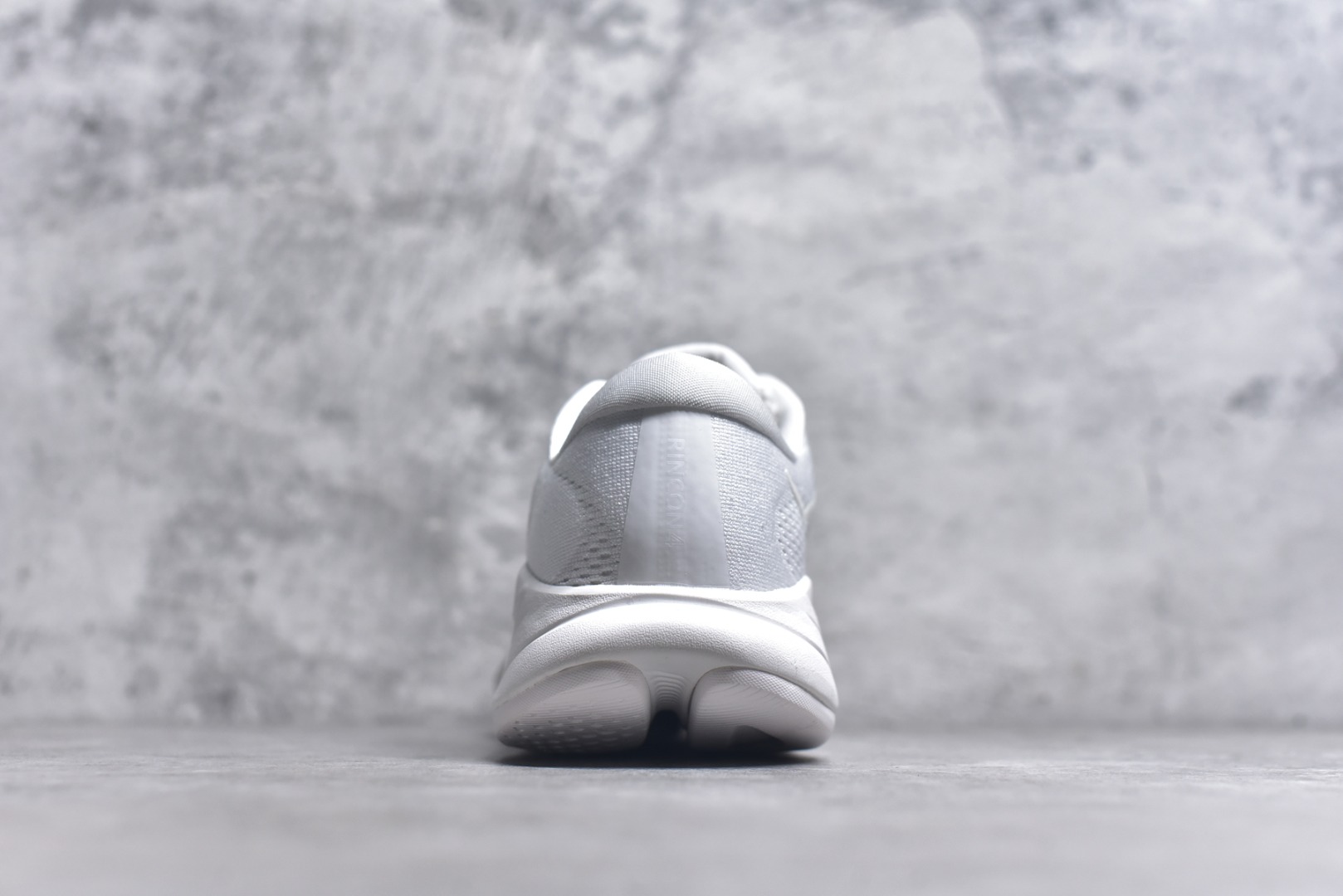 图片[5]-#HOKA ONE ONE RINCON 4 舒适防滑耐磨低帮休闲跑步鞋 Rincon 4 是一款日常训练用的跑步鞋，踩上去的感觉很结实。它适合中短距离跑步，但如果您习惯于稍硬的感觉，也可以用于长距离跑步。但它的速度不够快，不能作为速度训练鞋，也不够柔软，不能作为恢复训练鞋，日常里程跑才是它的优势所在。如果您想尝试 Hoka 跑鞋，又想享受极具竞争力的价格，那就试试这款鞋吧。尺码：36 36.5 37.5 38 38.5 39 40 40.5 41 42 42.5 43 44 44.5 45-选品中心