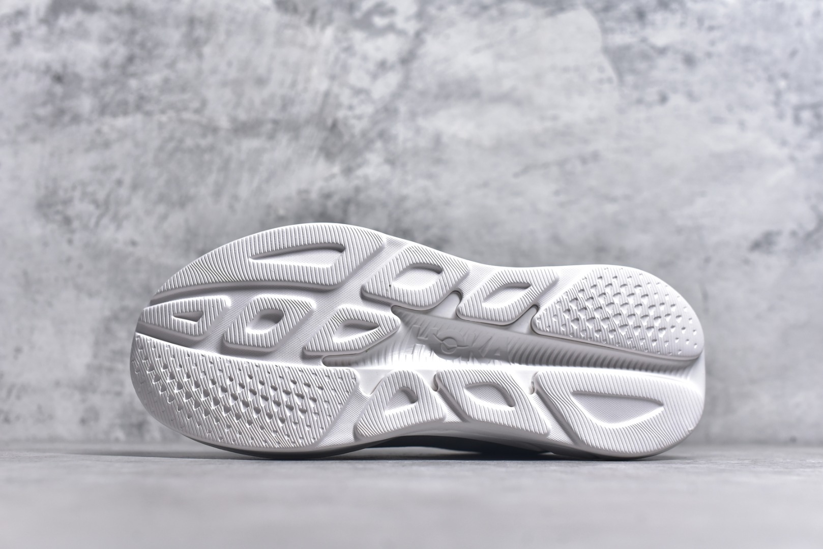 图片[6]-#HOKA ONE ONE RINCON 4 舒适防滑耐磨低帮休闲跑步鞋 Rincon 4 是一款日常训练用的跑步鞋，踩上去的感觉很结实。它适合中短距离跑步，但如果您习惯于稍硬的感觉，也可以用于长距离跑步。但它的速度不够快，不能作为速度训练鞋，也不够柔软，不能作为恢复训练鞋，日常里程跑才是它的优势所在。如果您想尝试 Hoka 跑鞋，又想享受极具竞争力的价格，那就试试这款鞋吧。尺码：36 36.5 37.5 38 38.5 39 40 40.5 41 42 42.5 43 44 44.5 45-选品中心