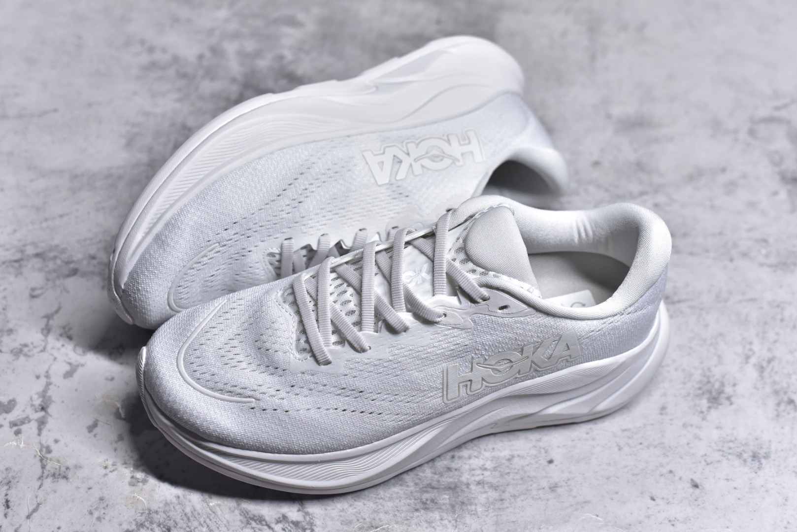 图片[7]-#HOKA ONE ONE RINCON 4 舒适防滑耐磨低帮休闲跑步鞋 Rincon 4 是一款日常训练用的跑步鞋，踩上去的感觉很结实。它适合中短距离跑步，但如果您习惯于稍硬的感觉，也可以用于长距离跑步。但它的速度不够快，不能作为速度训练鞋，也不够柔软，不能作为恢复训练鞋，日常里程跑才是它的优势所在。如果您想尝试 Hoka 跑鞋，又想享受极具竞争力的价格，那就试试这款鞋吧。尺码：36 36.5 37.5 38 38.5 39 40 40.5 41 42 42.5 43 44 44.5 45-选品中心