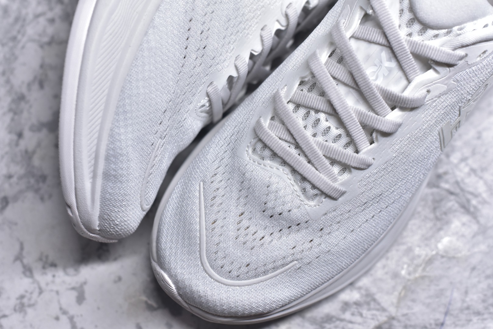 图片[8]-#HOKA ONE ONE RINCON 4 舒适防滑耐磨低帮休闲跑步鞋 Rincon 4 是一款日常训练用的跑步鞋，踩上去的感觉很结实。它适合中短距离跑步，但如果您习惯于稍硬的感觉，也可以用于长距离跑步。但它的速度不够快，不能作为速度训练鞋，也不够柔软，不能作为恢复训练鞋，日常里程跑才是它的优势所在。如果您想尝试 Hoka 跑鞋，又想享受极具竞争力的价格，那就试试这款鞋吧。尺码：36 36.5 37.5 38 38.5 39 40 40.5 41 42 42.5 43 44 44.5 45-选品中心