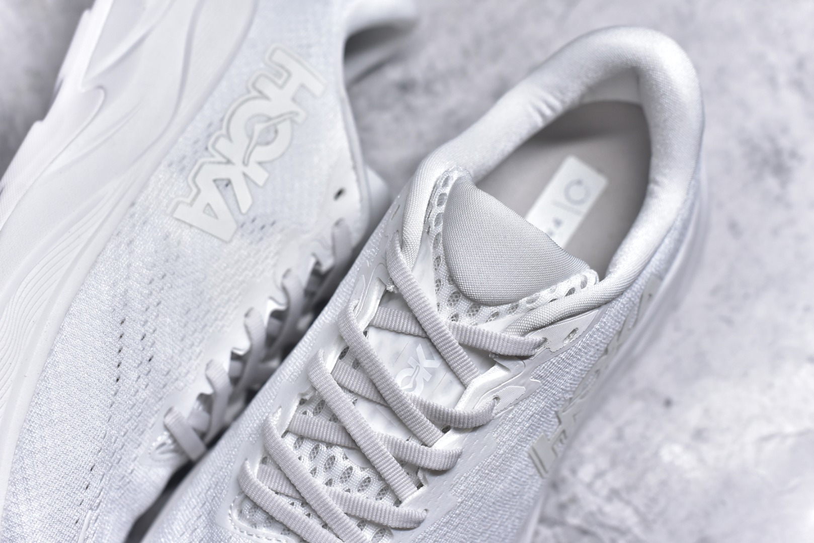 图片[9]-#HOKA ONE ONE RINCON 4 舒适防滑耐磨低帮休闲跑步鞋 Rincon 4 是一款日常训练用的跑步鞋，踩上去的感觉很结实。它适合中短距离跑步，但如果您习惯于稍硬的感觉，也可以用于长距离跑步。但它的速度不够快，不能作为速度训练鞋，也不够柔软，不能作为恢复训练鞋，日常里程跑才是它的优势所在。如果您想尝试 Hoka 跑鞋，又想享受极具竞争力的价格，那就试试这款鞋吧。尺码：36 36.5 37.5 38 38.5 39 40 40.5 41 42 42.5 43 44 44.5 45-选品中心