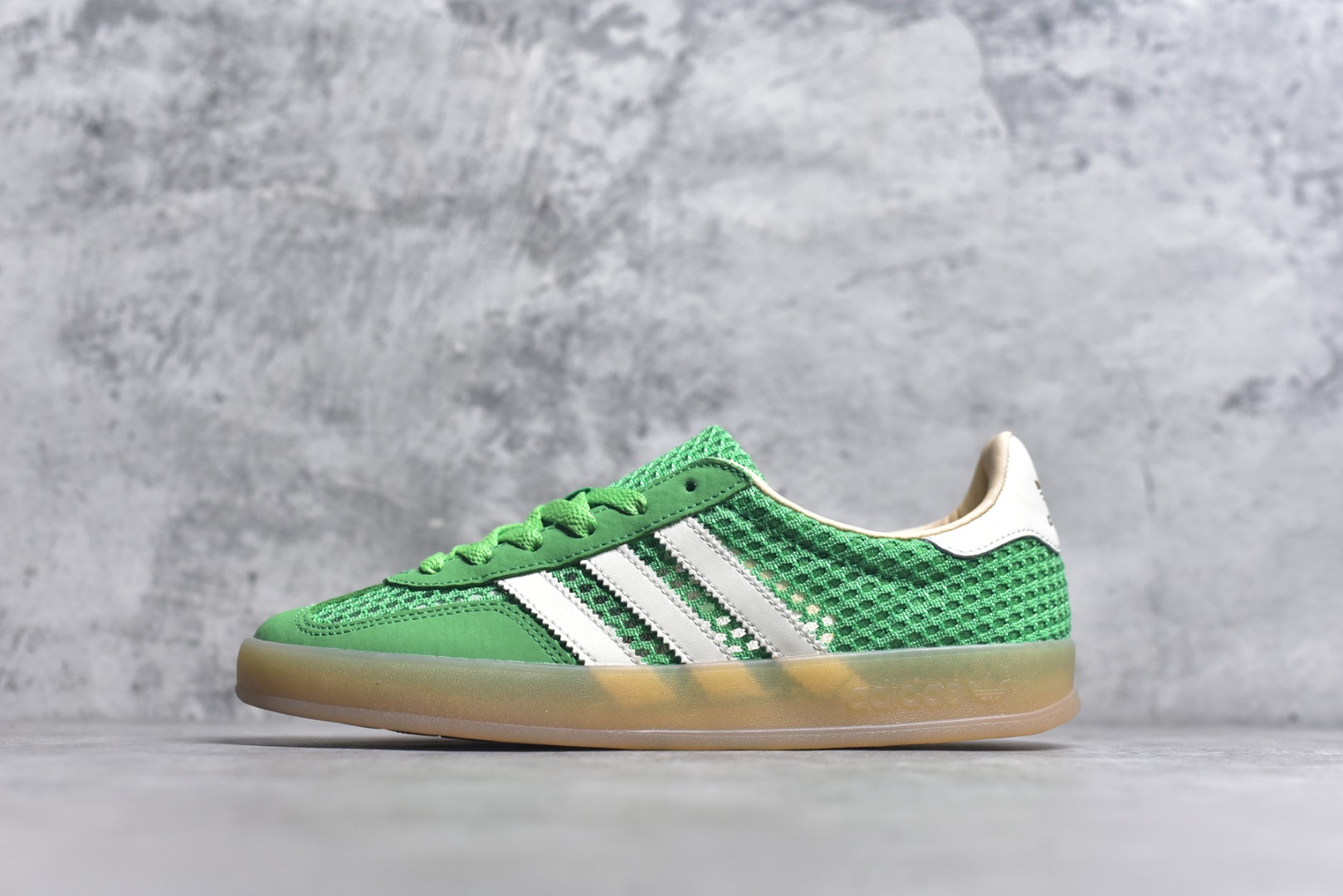 #AD Gazelle Indoor Trainers 羚羊内训系列低帮复古百搭休闲运动德训风板鞋 JH5417 90年代经典的复刻版！自60年代以足球训练鞋面世以来,Gazelle就以其经典设计席卷全球。1991年版本的复刻,再造经典Gazelle。采用皮革打造,搭配浊色细节,让这款经典更加简约。尺码：35.5-45-选品中心