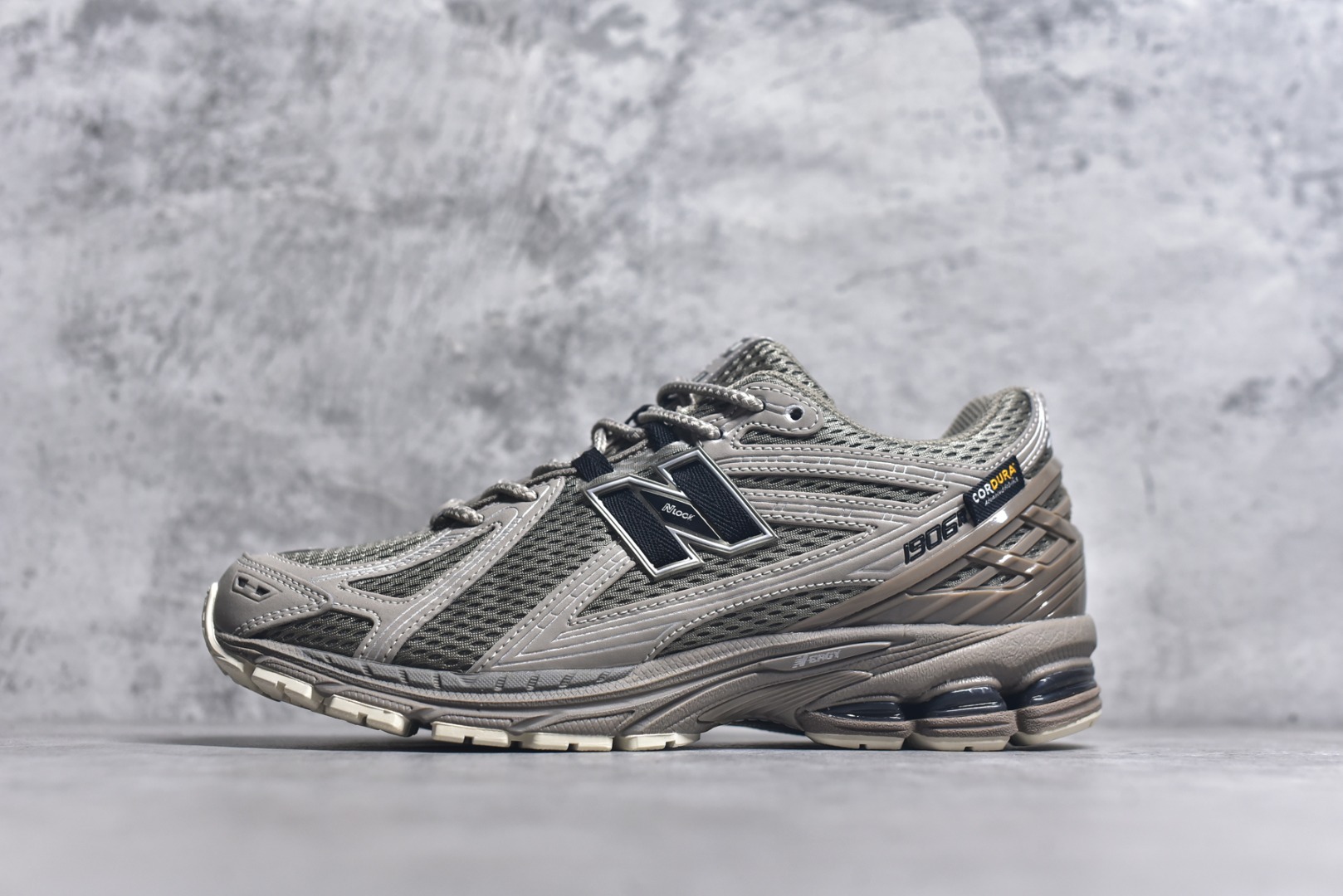 #NB新百伦New Balance M1906R U1906ROB 系列复古老爹风休闲运动慢跑鞋 采用轻质牛剖革拼接透气网眼衬垫织物鞋面材质#T-Beam大底提供足步弓支撑，保持步态稳定#后跟搭载外露缓震胶 鞋身整体以各种深浅不一的灰色覆盖，鞋头以淡蓝色调装饰，网眼衬垫通过不规律的色块实现做旧的美感，泛黄的鞋底更是进一步增添了复古气息。 尺码：36 37 37.5 38 38.5 39.5 40 40.5 41.5 42 42.5 43 44 45 46.5-选品中心