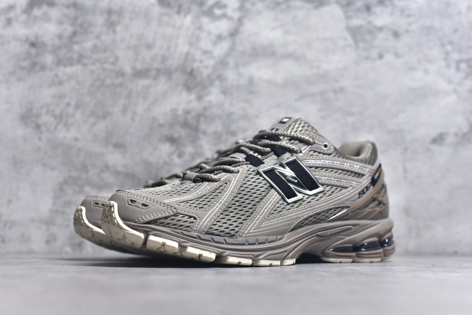 图片[2]-#NB新百伦New Balance M1906R U1906ROB 系列复古老爹风休闲运动慢跑鞋 采用轻质牛剖革拼接透气网眼衬垫织物鞋面材质#T-Beam大底提供足步弓支撑，保持步态稳定#后跟搭载外露缓震胶 鞋身整体以各种深浅不一的灰色覆盖，鞋头以淡蓝色调装饰，网眼衬垫通过不规律的色块实现做旧的美感，泛黄的鞋底更是进一步增添了复古气息。 尺码：36 37 37.5 38 38.5 39.5 40 40.5 41.5 42 42.5 43 44 45 46.5-选品中心