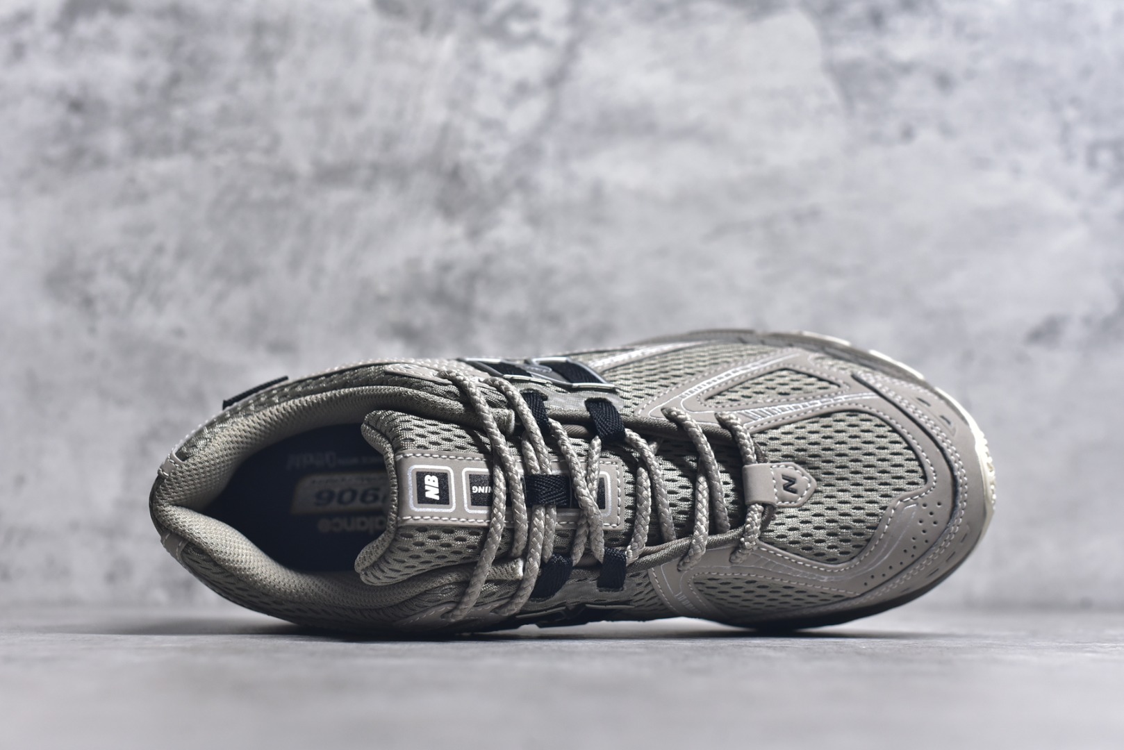 图片[4]-#NB新百伦New Balance M1906R U1906ROB 系列复古老爹风休闲运动慢跑鞋 采用轻质牛剖革拼接透气网眼衬垫织物鞋面材质#T-Beam大底提供足步弓支撑，保持步态稳定#后跟搭载外露缓震胶 鞋身整体以各种深浅不一的灰色覆盖，鞋头以淡蓝色调装饰，网眼衬垫通过不规律的色块实现做旧的美感，泛黄的鞋底更是进一步增添了复古气息。 尺码：36 37 37.5 38 38.5 39.5 40 40.5 41.5 42 42.5 43 44 45 46.5-选品中心