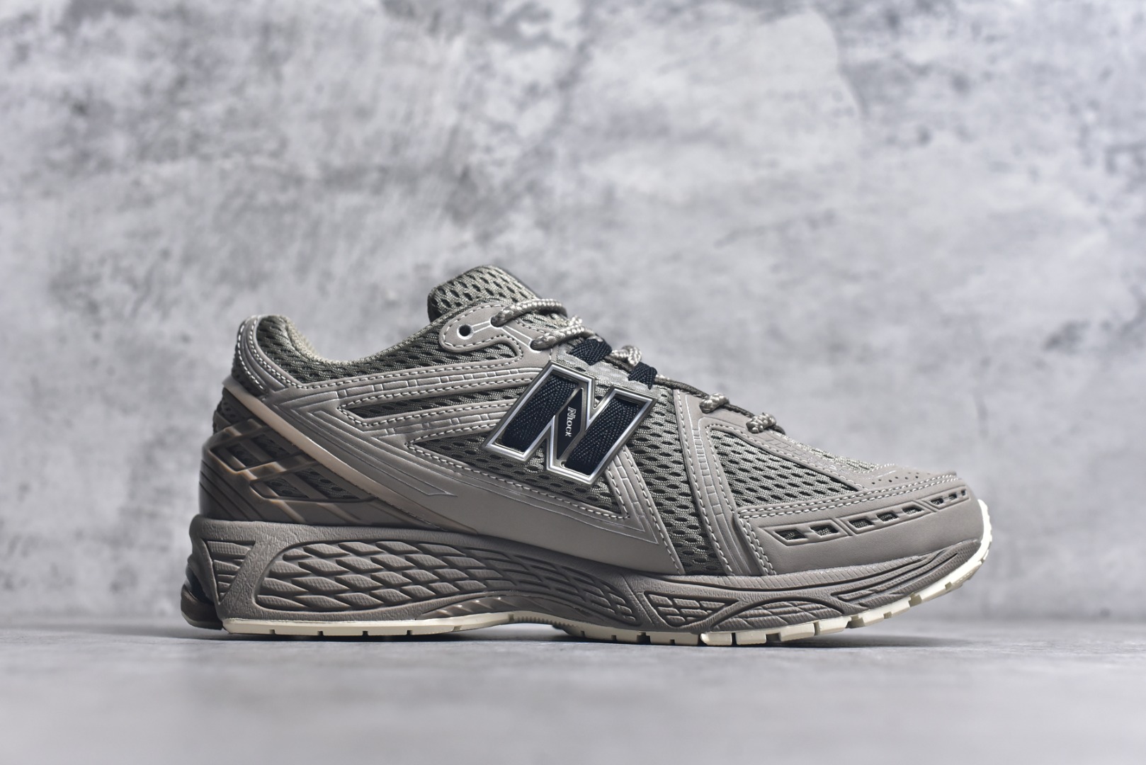 图片[3]-#NB新百伦New Balance M1906R U1906ROB 系列复古老爹风休闲运动慢跑鞋 采用轻质牛剖革拼接透气网眼衬垫织物鞋面材质#T-Beam大底提供足步弓支撑，保持步态稳定#后跟搭载外露缓震胶 鞋身整体以各种深浅不一的灰色覆盖，鞋头以淡蓝色调装饰，网眼衬垫通过不规律的色块实现做旧的美感，泛黄的鞋底更是进一步增添了复古气息。 尺码：36 37 37.5 38 38.5 39.5 40 40.5 41.5 42 42.5 43 44 45 46.5-选品中心