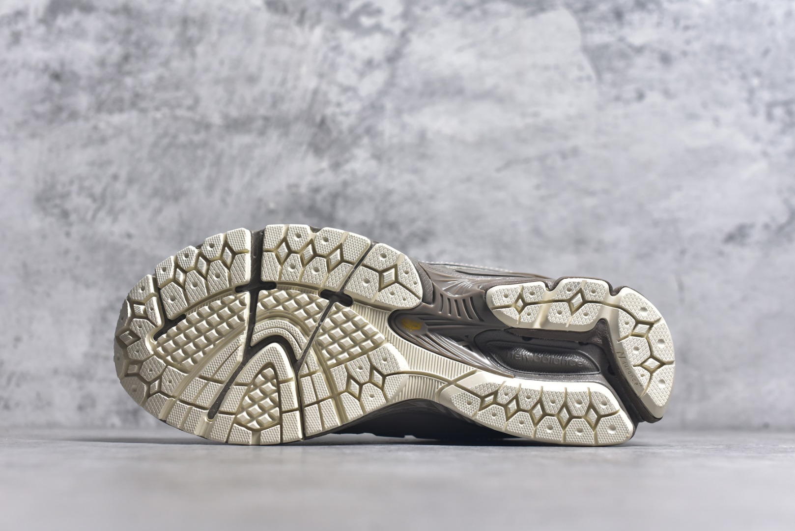 图片[6]-#NB新百伦New Balance M1906R U1906ROB 系列复古老爹风休闲运动慢跑鞋 采用轻质牛剖革拼接透气网眼衬垫织物鞋面材质#T-Beam大底提供足步弓支撑，保持步态稳定#后跟搭载外露缓震胶 鞋身整体以各种深浅不一的灰色覆盖，鞋头以淡蓝色调装饰，网眼衬垫通过不规律的色块实现做旧的美感，泛黄的鞋底更是进一步增添了复古气息。 尺码：36 37 37.5 38 38.5 39.5 40 40.5 41.5 42 42.5 43 44 45 46.5-选品中心