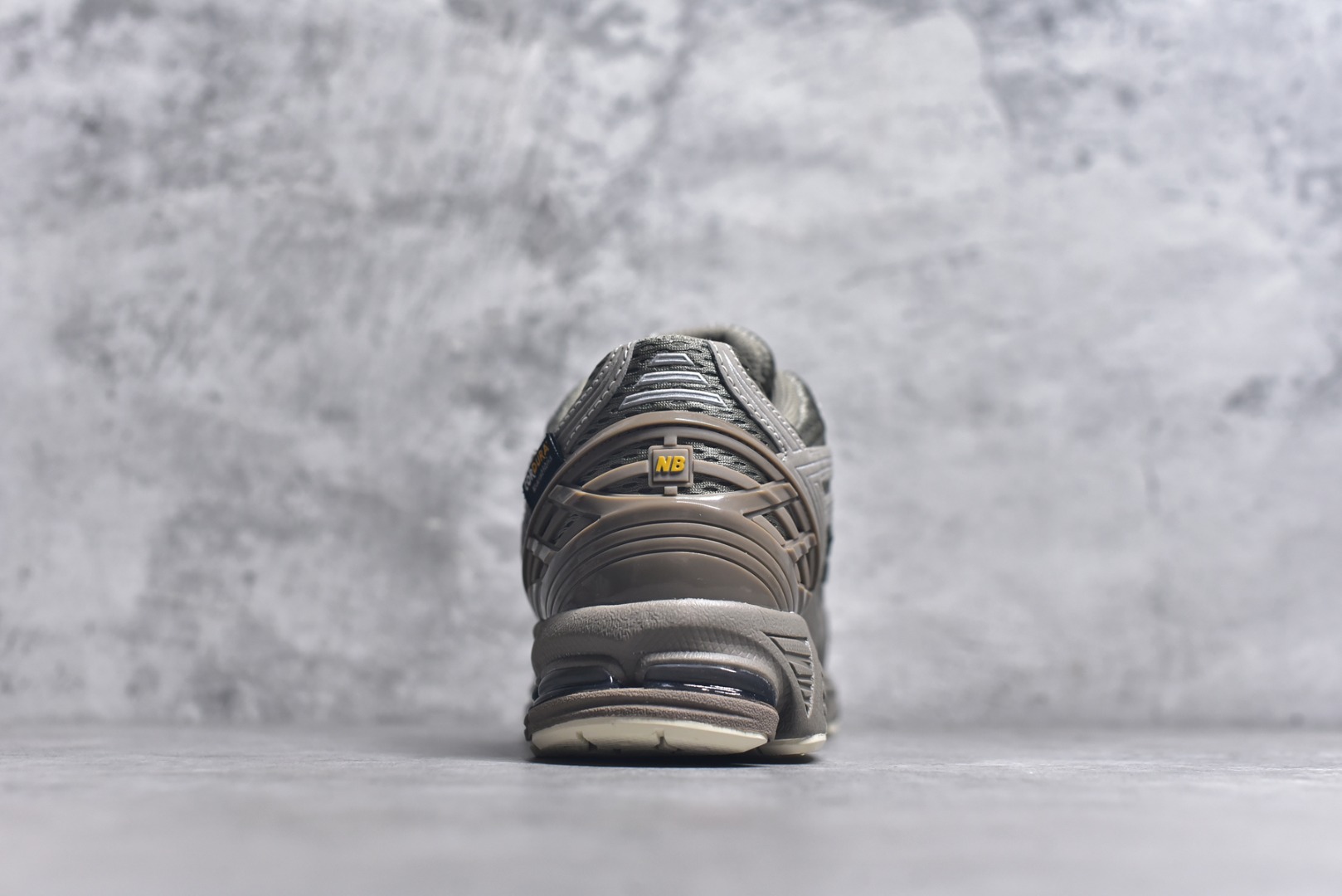 图片[5]-#NB新百伦New Balance M1906R U1906ROB 系列复古老爹风休闲运动慢跑鞋 采用轻质牛剖革拼接透气网眼衬垫织物鞋面材质#T-Beam大底提供足步弓支撑，保持步态稳定#后跟搭载外露缓震胶 鞋身整体以各种深浅不一的灰色覆盖，鞋头以淡蓝色调装饰，网眼衬垫通过不规律的色块实现做旧的美感，泛黄的鞋底更是进一步增添了复古气息。 尺码：36 37 37.5 38 38.5 39.5 40 40.5 41.5 42 42.5 43 44 45 46.5-选品中心