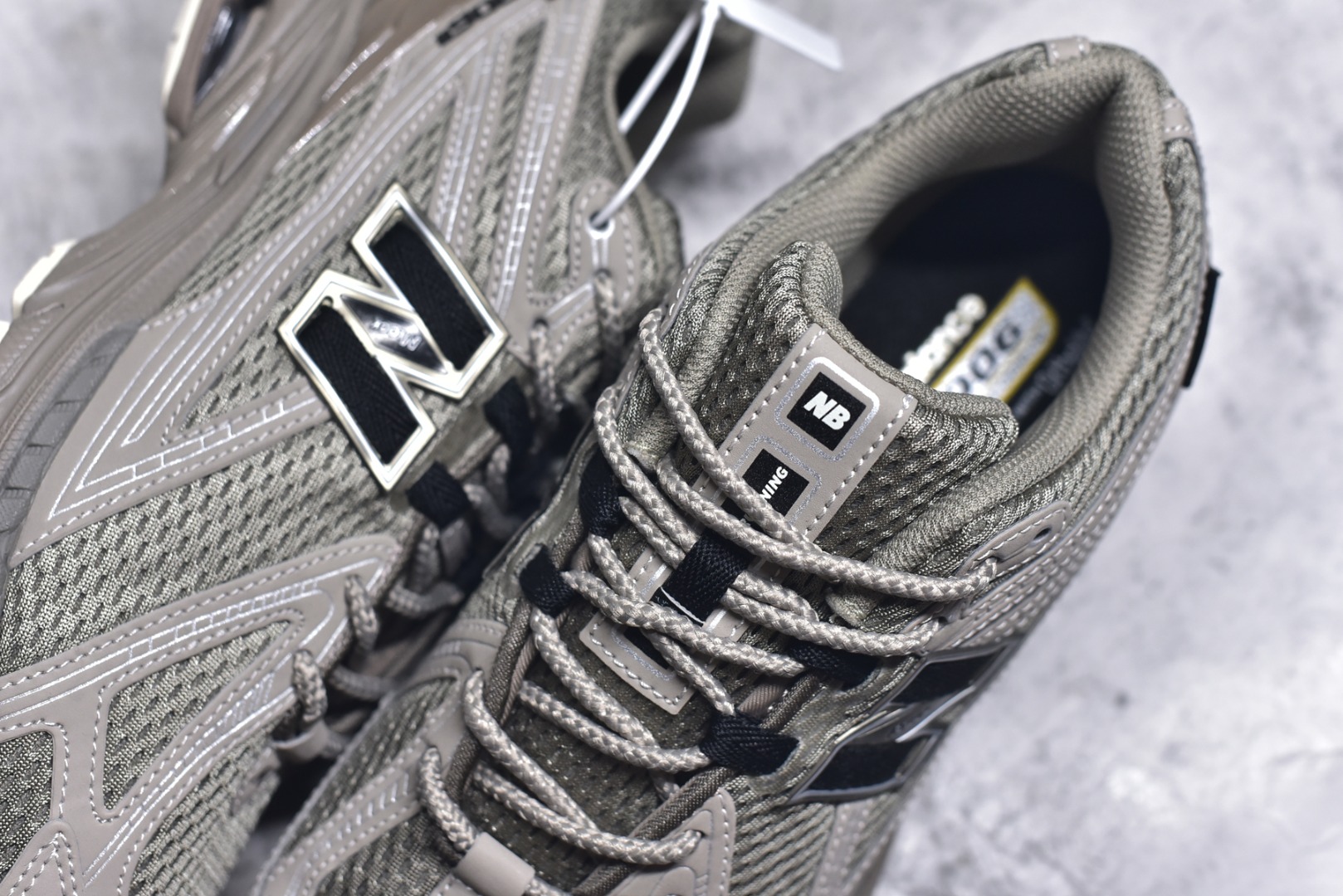 图片[9]-#NB新百伦New Balance M1906R U1906ROB 系列复古老爹风休闲运动慢跑鞋 采用轻质牛剖革拼接透气网眼衬垫织物鞋面材质#T-Beam大底提供足步弓支撑，保持步态稳定#后跟搭载外露缓震胶 鞋身整体以各种深浅不一的灰色覆盖，鞋头以淡蓝色调装饰，网眼衬垫通过不规律的色块实现做旧的美感，泛黄的鞋底更是进一步增添了复古气息。 尺码：36 37 37.5 38 38.5 39.5 40 40.5 41.5 42 42.5 43 44 45 46.5-选品中心