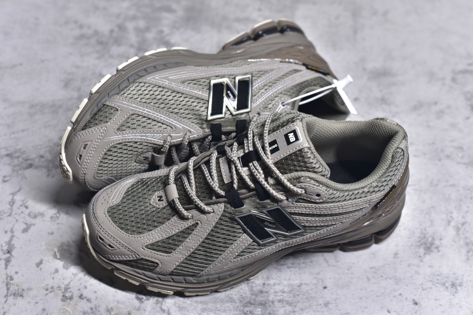 图片[7]-#NB新百伦New Balance M1906R U1906ROB 系列复古老爹风休闲运动慢跑鞋 采用轻质牛剖革拼接透气网眼衬垫织物鞋面材质#T-Beam大底提供足步弓支撑，保持步态稳定#后跟搭载外露缓震胶 鞋身整体以各种深浅不一的灰色覆盖，鞋头以淡蓝色调装饰，网眼衬垫通过不规律的色块实现做旧的美感，泛黄的鞋底更是进一步增添了复古气息。 尺码：36 37 37.5 38 38.5 39.5 40 40.5 41.5 42 42.5 43 44 45 46.5-选品中心