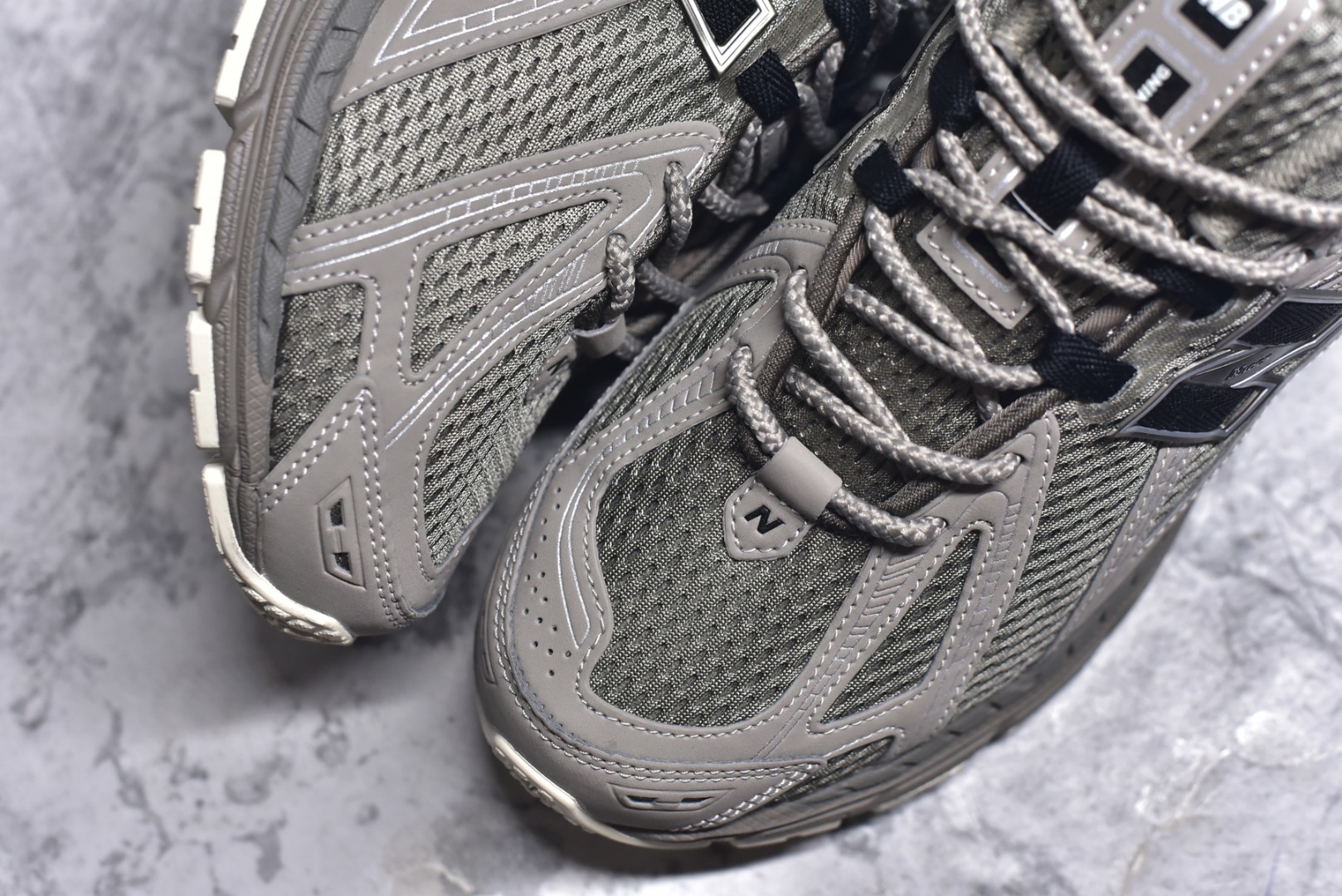 图片[8]-#NB新百伦New Balance M1906R U1906ROB 系列复古老爹风休闲运动慢跑鞋 采用轻质牛剖革拼接透气网眼衬垫织物鞋面材质#T-Beam大底提供足步弓支撑，保持步态稳定#后跟搭载外露缓震胶 鞋身整体以各种深浅不一的灰色覆盖，鞋头以淡蓝色调装饰，网眼衬垫通过不规律的色块实现做旧的美感，泛黄的鞋底更是进一步增添了复古气息。 尺码：36 37 37.5 38 38.5 39.5 40 40.5 41.5 42 42.5 43 44 45 46.5-选品中心