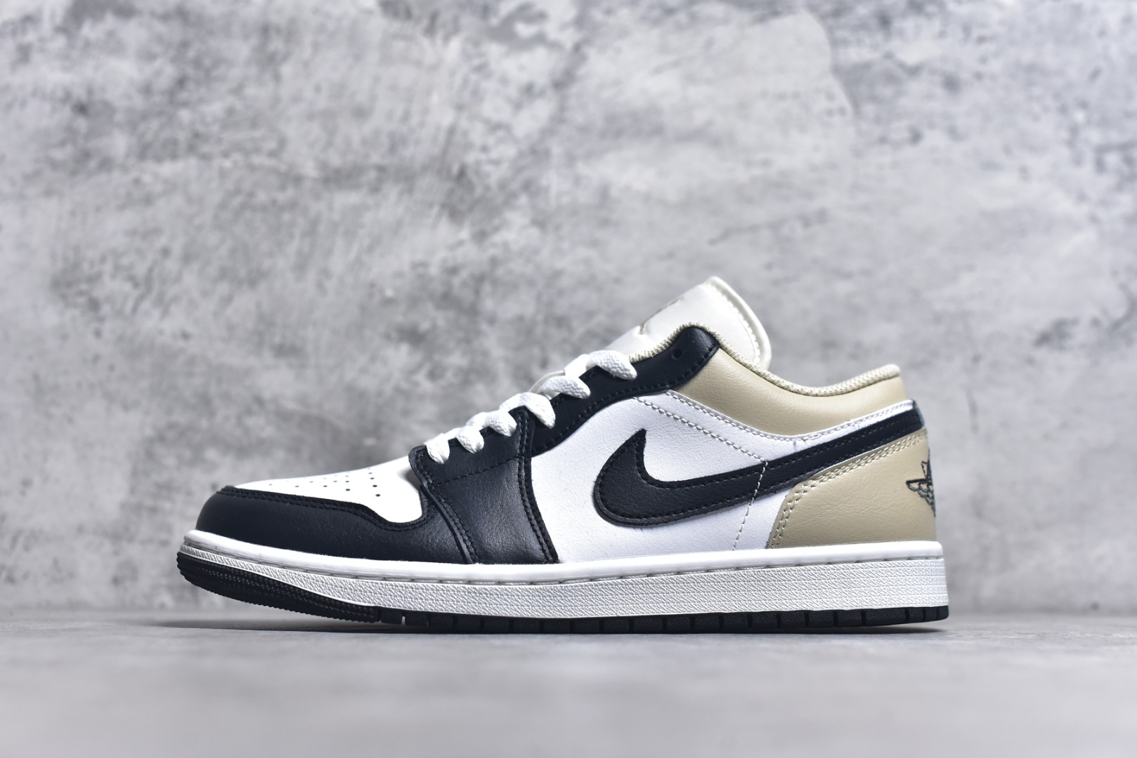 #Air Jordan AJ1 Low 低帮白黑米黄 553558-153 终端优势供应 市面中低帮最具代表性版本没有之一 口碑大厂出品 品控大底版型不断改良更新 全套原纸板楦头开发 确保原汁原味 完美呈现版型 完美零毛边处理 原厂内置全掌气垫 价格定位良心 平台专用代工流水线出品 一眼公司既视感 拿到手的一瞬间就与众不同 碾压市面所有版本 全部原鞋开发 每一个配色都会采购原鞋确认细节 打破市面看图做货无好货之说 尺码：35.5 36 36.5 37.5 38 38.5 39 40 40.5 41 42 42.5 43 44 44.5 45 46-选品中心