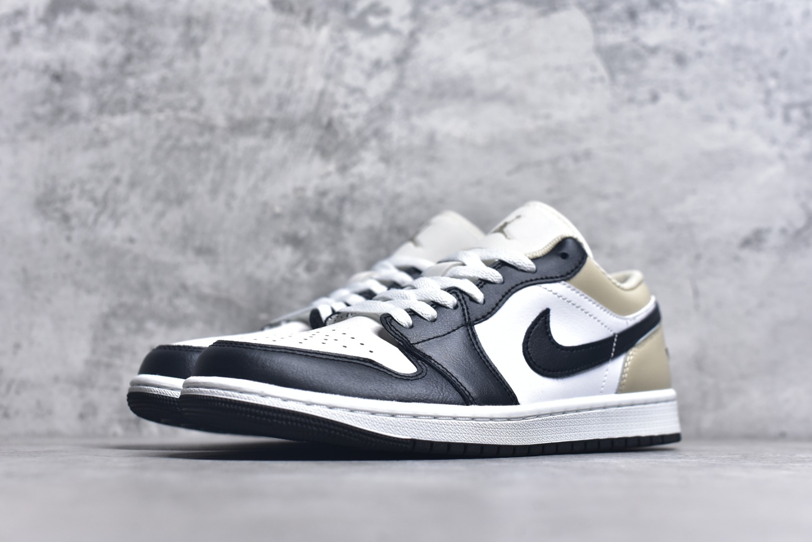 图片[2]-#Air Jordan AJ1 Low 低帮白黑米黄 553558-153 终端优势供应 市面中低帮最具代表性版本没有之一 口碑大厂出品 品控大底版型不断改良更新 全套原纸板楦头开发 确保原汁原味 完美呈现版型 完美零毛边处理 原厂内置全掌气垫 价格定位良心 平台专用代工流水线出品 一眼公司既视感 拿到手的一瞬间就与众不同 碾压市面所有版本 全部原鞋开发 每一个配色都会采购原鞋确认细节 打破市面看图做货无好货之说 尺码：35.5 36 36.5 37.5 38 38.5 39 40 40.5 41 42 42.5 43 44 44.5 45 46-选品中心
