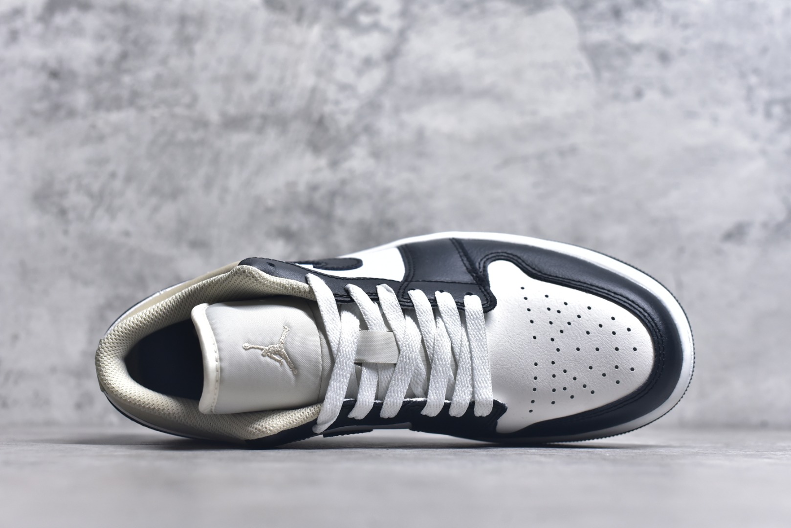 图片[4]-#Air Jordan AJ1 Low 低帮白黑米黄 553558-153 终端优势供应 市面中低帮最具代表性版本没有之一 口碑大厂出品 品控大底版型不断改良更新 全套原纸板楦头开发 确保原汁原味 完美呈现版型 完美零毛边处理 原厂内置全掌气垫 价格定位良心 平台专用代工流水线出品 一眼公司既视感 拿到手的一瞬间就与众不同 碾压市面所有版本 全部原鞋开发 每一个配色都会采购原鞋确认细节 打破市面看图做货无好货之说 尺码：35.5 36 36.5 37.5 38 38.5 39 40 40.5 41 42 42.5 43 44 44.5 45 46-选品中心