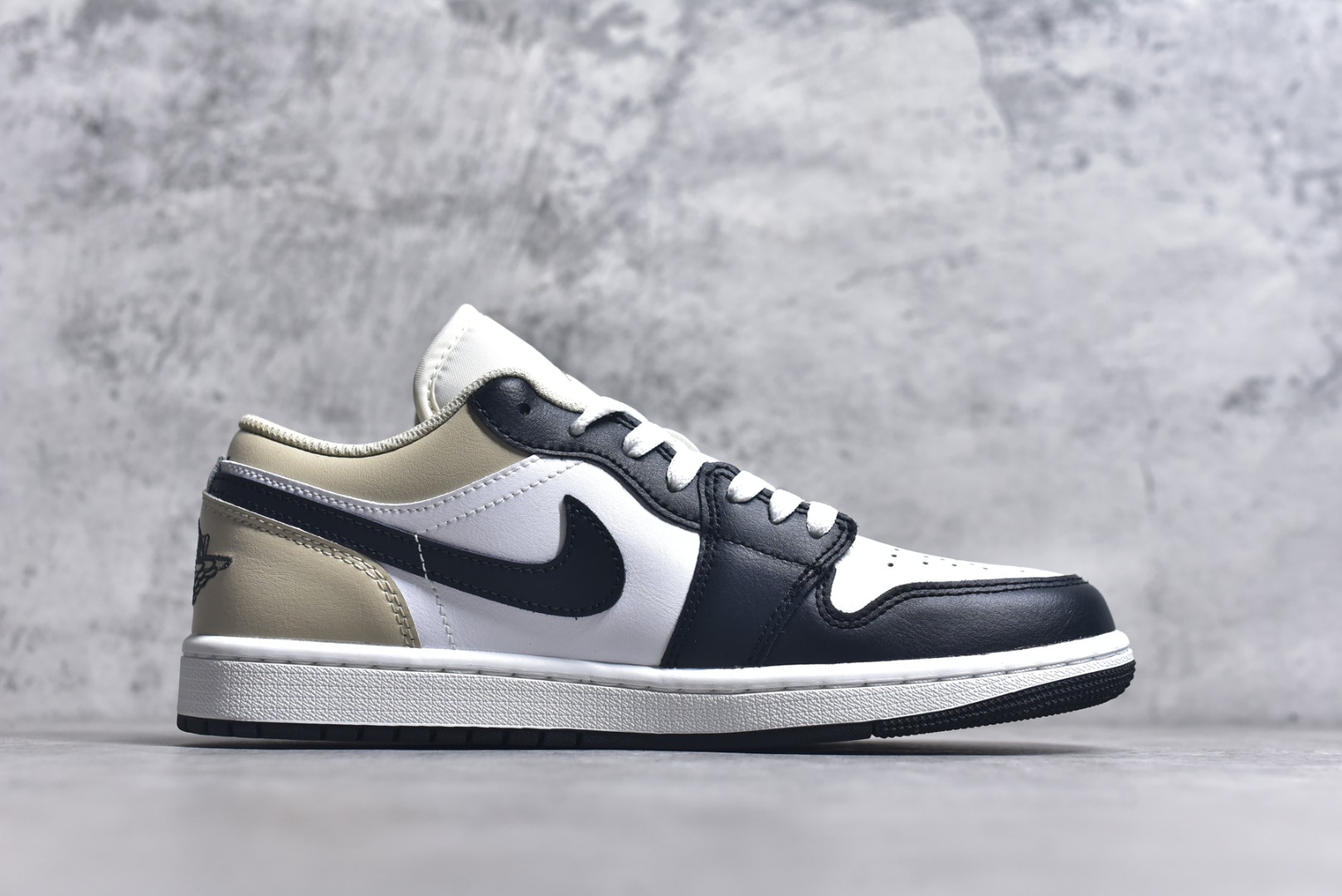 图片[3]-#Air Jordan AJ1 Low 低帮白黑米黄 553558-153 终端优势供应 市面中低帮最具代表性版本没有之一 口碑大厂出品 品控大底版型不断改良更新 全套原纸板楦头开发 确保原汁原味 完美呈现版型 完美零毛边处理 原厂内置全掌气垫 价格定位良心 平台专用代工流水线出品 一眼公司既视感 拿到手的一瞬间就与众不同 碾压市面所有版本 全部原鞋开发 每一个配色都会采购原鞋确认细节 打破市面看图做货无好货之说 尺码：35.5 36 36.5 37.5 38 38.5 39 40 40.5 41 42 42.5 43 44 44.5 45 46-选品中心