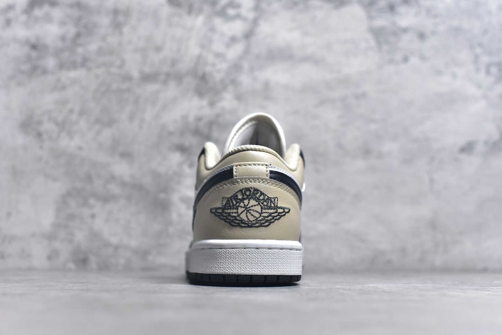 图片[5]-#Air Jordan AJ1 Low 低帮白黑米黄 553558-153 终端优势供应 市面中低帮最具代表性版本没有之一 口碑大厂出品 品控大底版型不断改良更新 全套原纸板楦头开发 确保原汁原味 完美呈现版型 完美零毛边处理 原厂内置全掌气垫 价格定位良心 平台专用代工流水线出品 一眼公司既视感 拿到手的一瞬间就与众不同 碾压市面所有版本 全部原鞋开发 每一个配色都会采购原鞋确认细节 打破市面看图做货无好货之说 尺码：35.5 36 36.5 37.5 38 38.5 39 40 40.5 41 42 42.5 43 44 44.5 45 46-选品中心