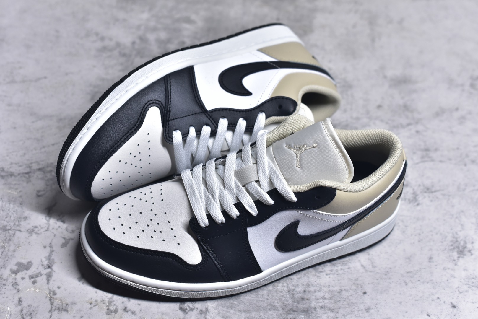 图片[7]-#Air Jordan AJ1 Low 低帮白黑米黄 553558-153 终端优势供应 市面中低帮最具代表性版本没有之一 口碑大厂出品 品控大底版型不断改良更新 全套原纸板楦头开发 确保原汁原味 完美呈现版型 完美零毛边处理 原厂内置全掌气垫 价格定位良心 平台专用代工流水线出品 一眼公司既视感 拿到手的一瞬间就与众不同 碾压市面所有版本 全部原鞋开发 每一个配色都会采购原鞋确认细节 打破市面看图做货无好货之说 尺码：35.5 36 36.5 37.5 38 38.5 39 40 40.5 41 42 42.5 43 44 44.5 45 46-选品中心
