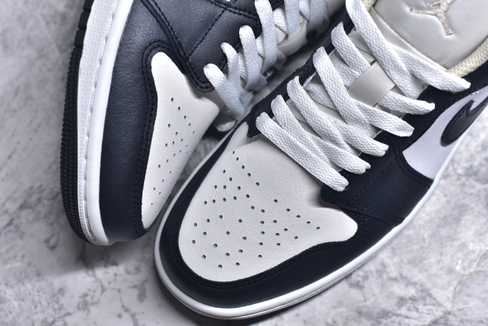 图片[8]-#Air Jordan AJ1 Low 低帮白黑米黄 553558-153 终端优势供应 市面中低帮最具代表性版本没有之一 口碑大厂出品 品控大底版型不断改良更新 全套原纸板楦头开发 确保原汁原味 完美呈现版型 完美零毛边处理 原厂内置全掌气垫 价格定位良心 平台专用代工流水线出品 一眼公司既视感 拿到手的一瞬间就与众不同 碾压市面所有版本 全部原鞋开发 每一个配色都会采购原鞋确认细节 打破市面看图做货无好货之说 尺码：35.5 36 36.5 37.5 38 38.5 39 40 40.5 41 42 42.5 43 44 44.5 45 46-选品中心