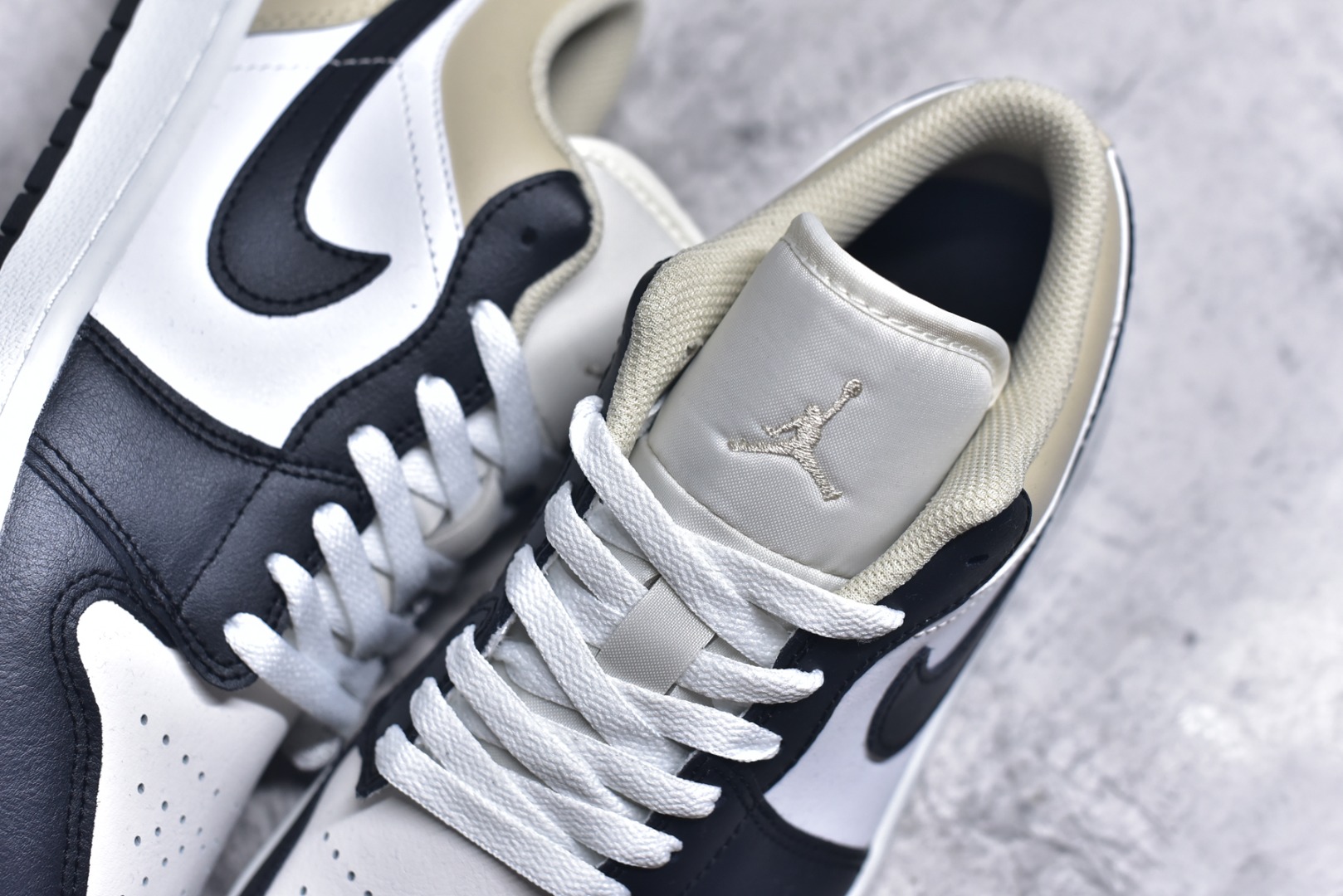 图片[9]-#Air Jordan AJ1 Low 低帮白黑米黄 553558-153 终端优势供应 市面中低帮最具代表性版本没有之一 口碑大厂出品 品控大底版型不断改良更新 全套原纸板楦头开发 确保原汁原味 完美呈现版型 完美零毛边处理 原厂内置全掌气垫 价格定位良心 平台专用代工流水线出品 一眼公司既视感 拿到手的一瞬间就与众不同 碾压市面所有版本 全部原鞋开发 每一个配色都会采购原鞋确认细节 打破市面看图做货无好货之说 尺码：35.5 36 36.5 37.5 38 38.5 39 40 40.5 41 42 42.5 43 44 44.5 45 46-选品中心
