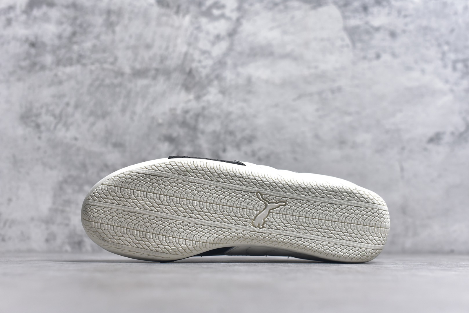 图片[6]-#Puma Speedcet OG 彪马低帮复古运动休闲赛车跑鞋 以趣味十足又前卫复古的设计引领潮流，将赛道精神融入街头时尚，开启前卫竞速之旅。融入经典配色，主打前卫复古风。鞋款的鞋侧以复古的流线造型，缀以经典Logo，巧妙吸睛；麂皮+网眼融合舒适鞋面，赋予了独特的个性美学，演绎赛车的无尽能量。 货号：401603-02 尺码：35-46-选品中心
