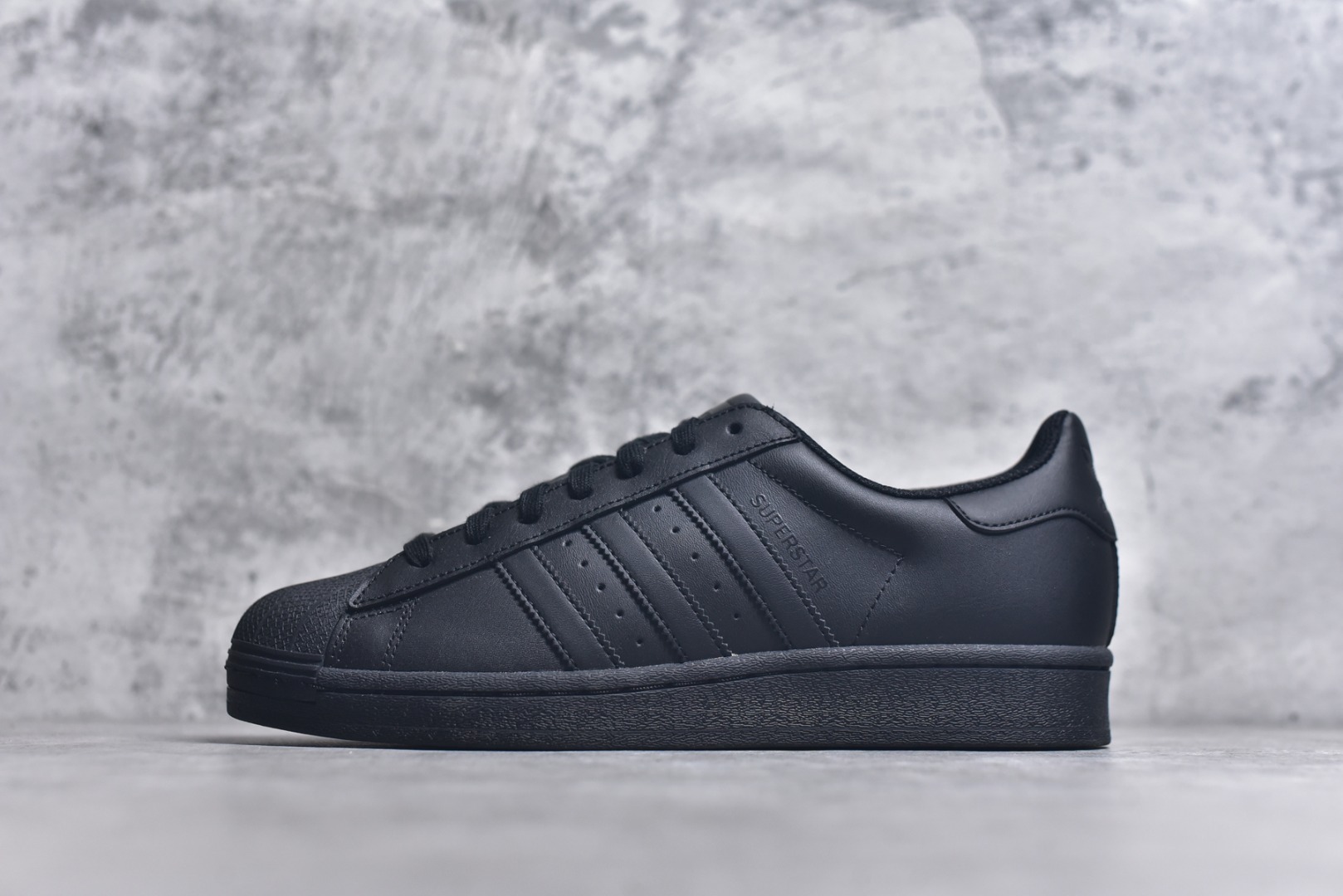 #AD Originals Superstar 经典贝壳头休闲板鞋 纯黑 EG4957 俄罗斯出口外贸订单 产量过剩流放市场 市面最完美的贝壳头版型 2024全新细节 注意区分旧版 随意对比市面 知名大厂出品 正常个位数利润的单价 百分百全新货品 零氧化发霉 给足利润空间操作 独家控货 平台正单 全套原纸板楦头开发 每道工序同步公司流程 确保原汁原味 完美呈现原鞋版型 原厂高频磨具加持 精准内部资源对接 Logo字体百分百还原 全鞋电脑针车 Logo针车间距针数原版一致 皮料切割冲裁零瑕疵 原鞋一致含胶量超耐磨大底 大几率过验 不对比市面只对比原鞋 只服务最高端市场 诞生于1969年 是第一双将全皮面鞋 身与橡胶鞋头结合在一起的低帮篮球鞋 Superstar最开始 是作为高帮篮球鞋Pro Model的低帮版本而出现的 但因为其独特和醒目的橡胶鞋头造型而让大家熟知 被大家形象地称为\”shelltoe\”贝壳头 在70年代的美国职业篮球场上 接近3/4的NBA球员都将这双Superstar作为场上用鞋 80年代之后 经过不断的改良和发展 Superstar逐渐成为横跨时装、音乐、街头文化、休闲和运动等各大领域的时尚潮鞋 尺码：35-45-选品中心