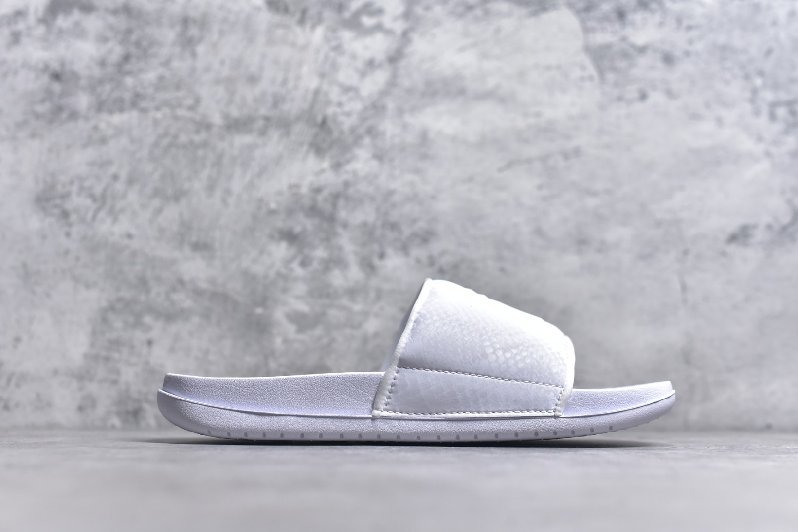 图片[3]-#Nike Kobe Offcourt Slide 科比道奇专属配色休闲拖鞋 IF2870-100 #道奇队标志性的白色为主色调，鞋面上凸起且醒目的白色科比标志，彰显着独特韵味。采用 Hyper Royal 蛇皮纹理绑带，以此向科比致敬，呼应科比黑曼巴绰号。 尺码：38.5 40 41 42.5 44 45 46 47.5 48.5-选品中心