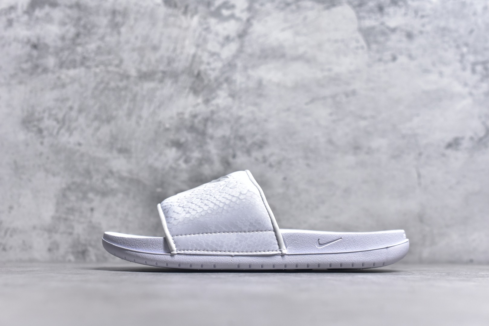 #Nike Kobe Offcourt Slide 科比道奇专属配色休闲拖鞋 IF2870-100 #道奇队标志性的白色为主色调，鞋面上凸起且醒目的白色科比标志，彰显着独特韵味。采用 Hyper Royal 蛇皮纹理绑带，以此向科比致敬，呼应科比黑曼巴绰号。 尺码：38.5 40 41 42.5 44 45 46 47.5 48.5-选品中心