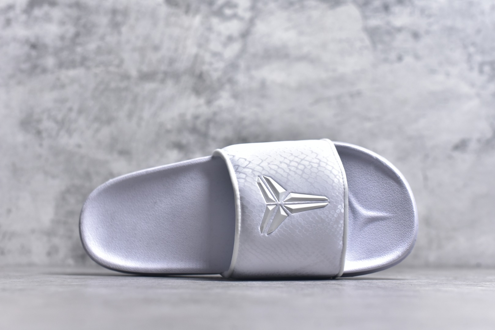 图片[4]-#Nike Kobe Offcourt Slide 科比道奇专属配色休闲拖鞋 IF2870-100 #道奇队标志性的白色为主色调，鞋面上凸起且醒目的白色科比标志，彰显着独特韵味。采用 Hyper Royal 蛇皮纹理绑带，以此向科比致敬，呼应科比黑曼巴绰号。 尺码：38.5 40 41 42.5 44 45 46 47.5 48.5-选品中心