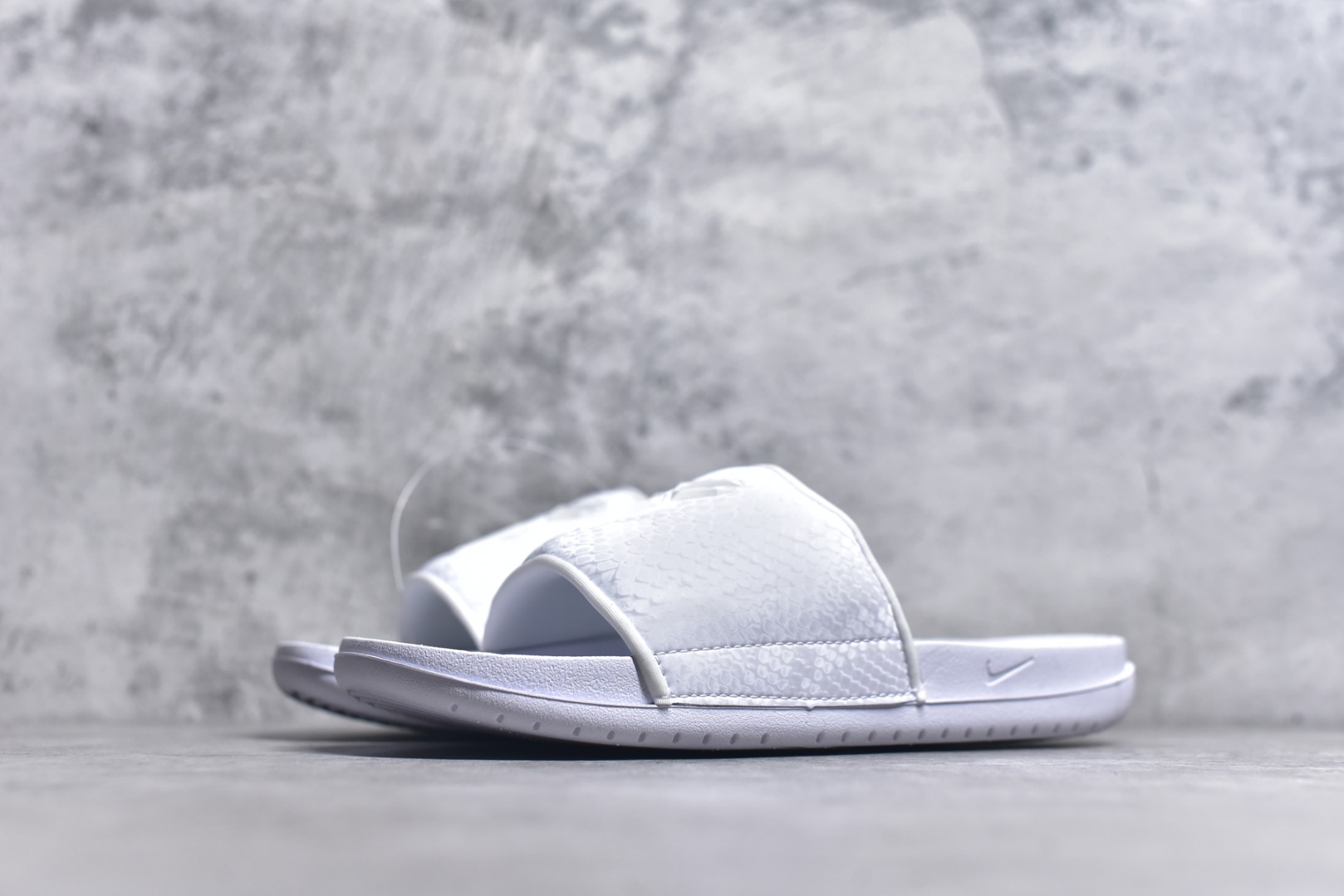 图片[2]-#Nike Kobe Offcourt Slide 科比道奇专属配色休闲拖鞋 IF2870-100 #道奇队标志性的白色为主色调，鞋面上凸起且醒目的白色科比标志，彰显着独特韵味。采用 Hyper Royal 蛇皮纹理绑带，以此向科比致敬，呼应科比黑曼巴绰号。 尺码：38.5 40 41 42.5 44 45 46 47.5 48.5-选品中心
